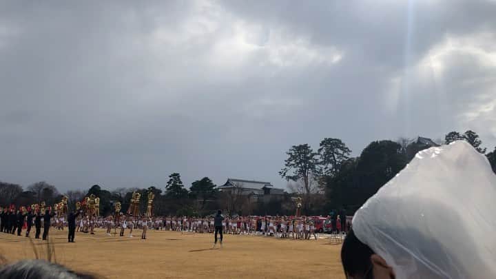のインスタグラム：「. 2020.1.5 . ※音量注意※ . こんにちは◯ 先ほど、金沢城公園で行われた出初式を覗いてきました。 始まる前は雪が降っていましたが、放水のタイミングで晴れ間が🌞 下でホースを支える方は、みなさんフンドシ1枚！ 途中、小さな女の子の「パパー！頑張ってー！」のかけ声に思わず、心の中で頑張ってー！と叫びました😂😂 . . #hotelpacifickanazawa #ホテルパシフィック金沢 #ホテル #hotel #japan #jpn #石川 #ishikawa #金沢 #kanazawa #旅行 #一人旅 #家族旅行 #女子旅 #travel #instatravel #renovationhotel#金沢カフェ #coffee #cafe #latte #近江町市場 #出初式」