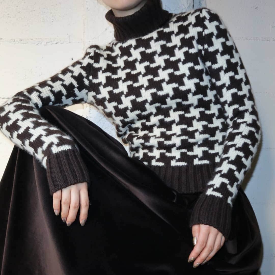 吉祥寺 古着屋 Orfeoのインスタグラム：「CELENE  Houndstooth Pattern Cashmere Sweater  #orfeo #kichijoji #tokyo #vintage #used #fashion #coordinate #outfit  掲載商品のお問い合わせはメールにて承っております。コメント、DMでのお問い合わせは受け付けておりませんのでご了承ください。」