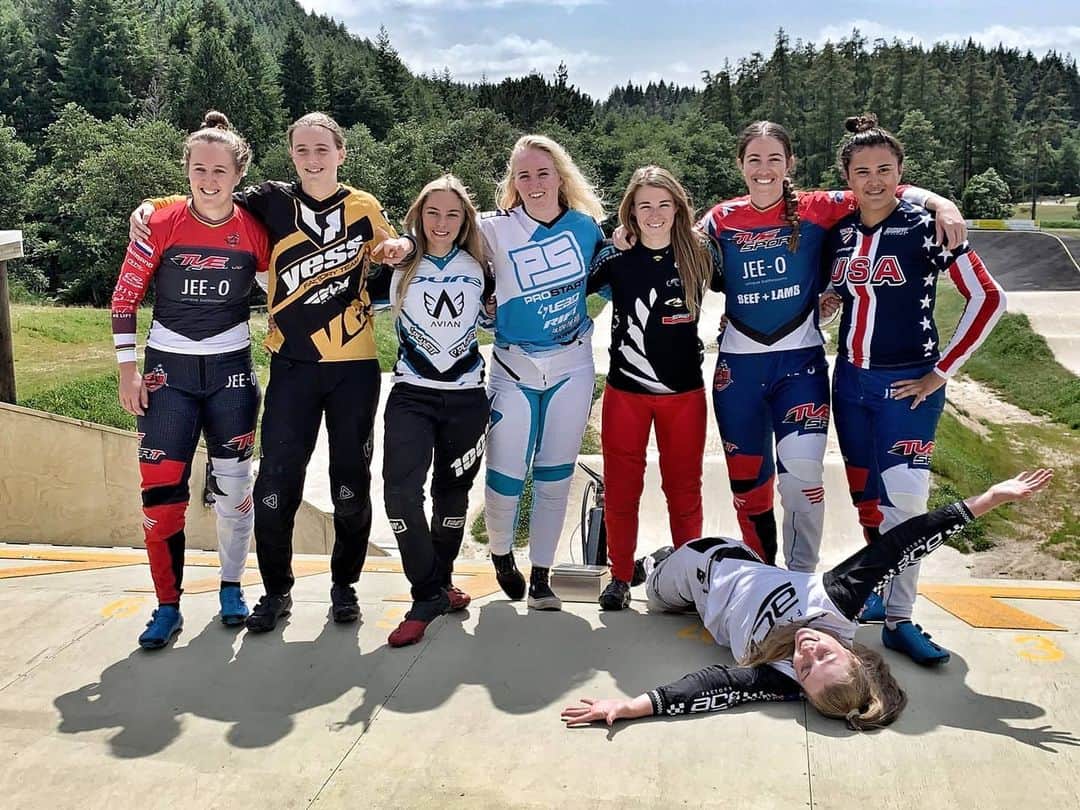 サラ・ウォーカーのインスタグラム：「Fun SX ride this morning with all these amazing women! From 15 years old to 31 sending it on the big jumps! Special shout out to @caitlin.flavell.rider on her first SX jump! 👊👊👊👊 #ridelikeagirl」