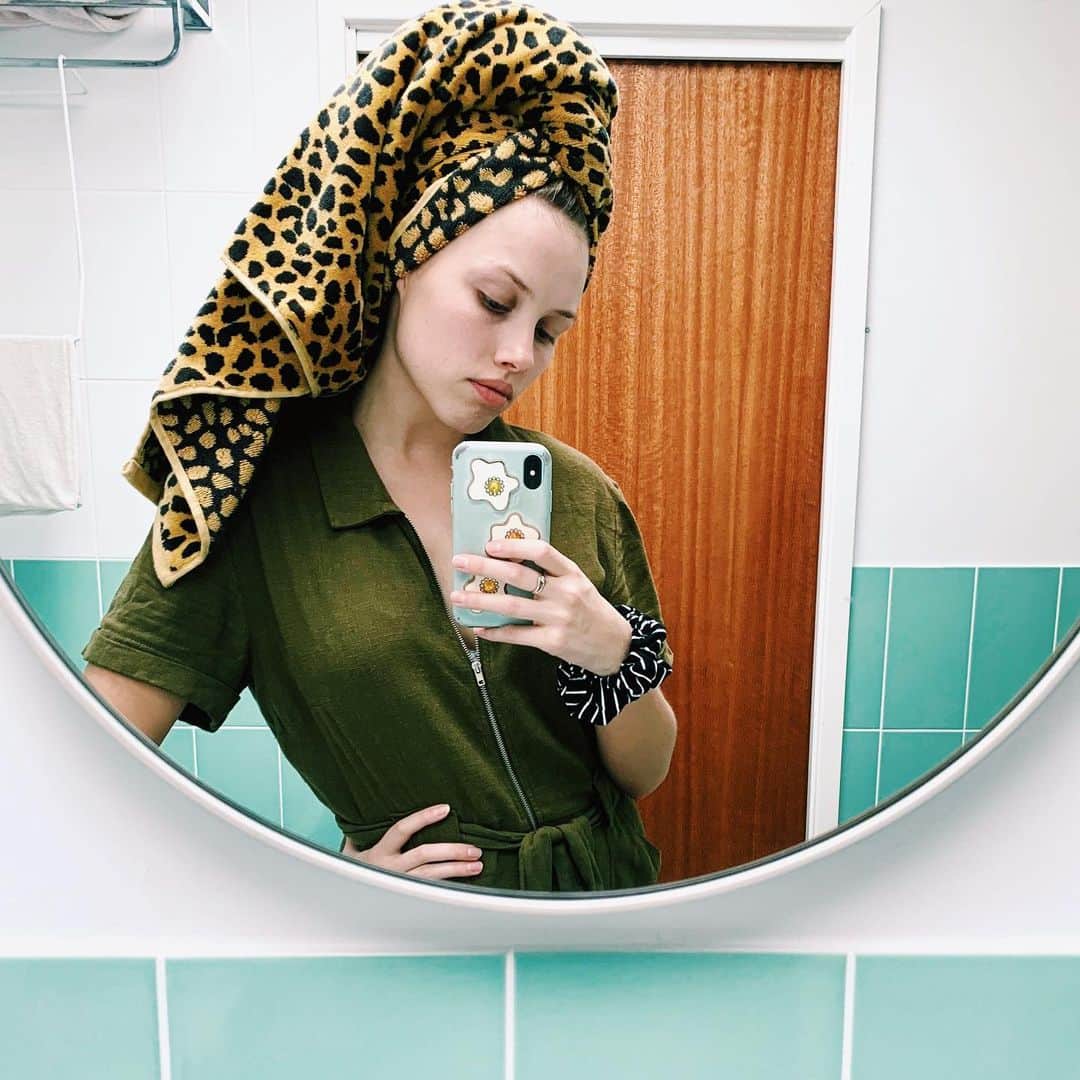 グレイシー・ドジーニーのインスタグラム：「guest bathroom/guest towel appreciation post 🧼」