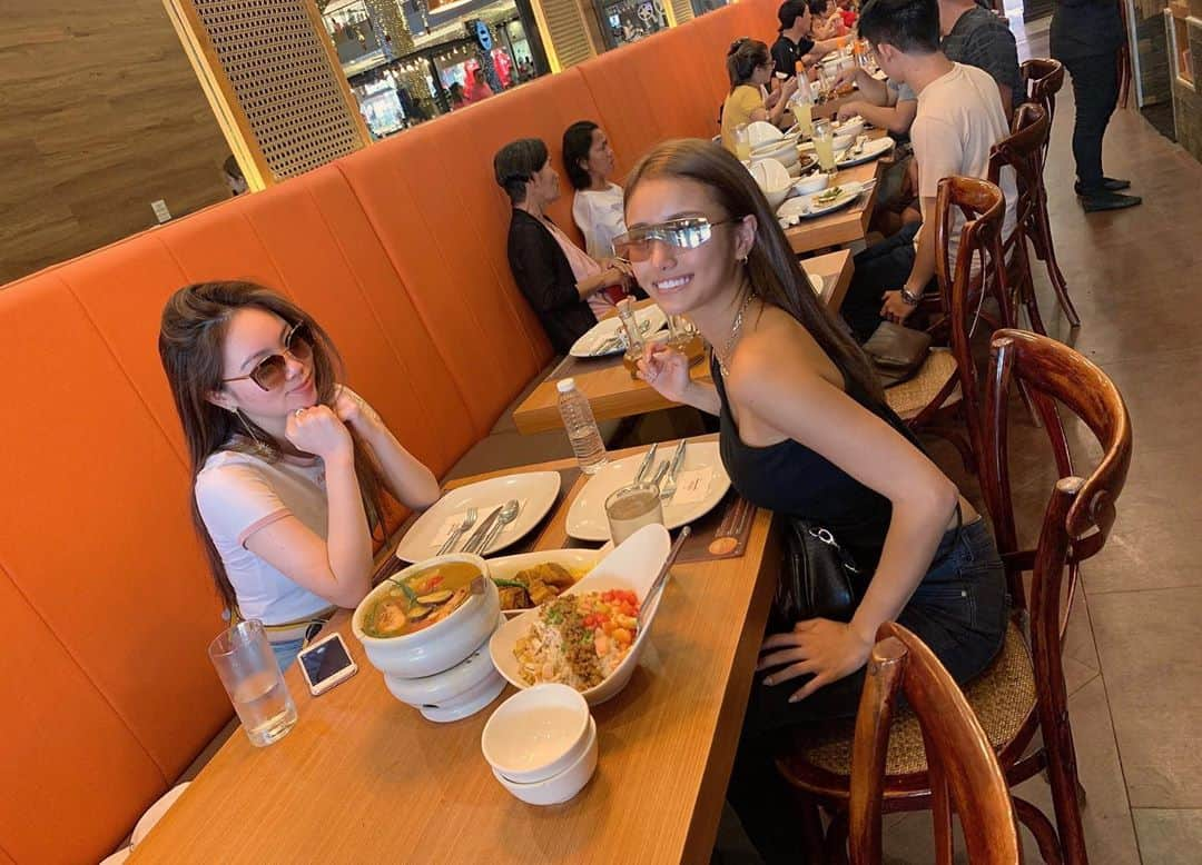 えがさりさんのインスタグラム写真 - (えがさりInstagram)「Sinigang食べにSMへ🥳🇵🇭✨ 昼は暑すぎて汗でメイク落ちるのですっぴんで行動する事にしてた！ 友達は初のPhilippineで美味しいって食べてくれて嬉しい💯次はバロットかな…」1月5日 12時23分 - arielluv1