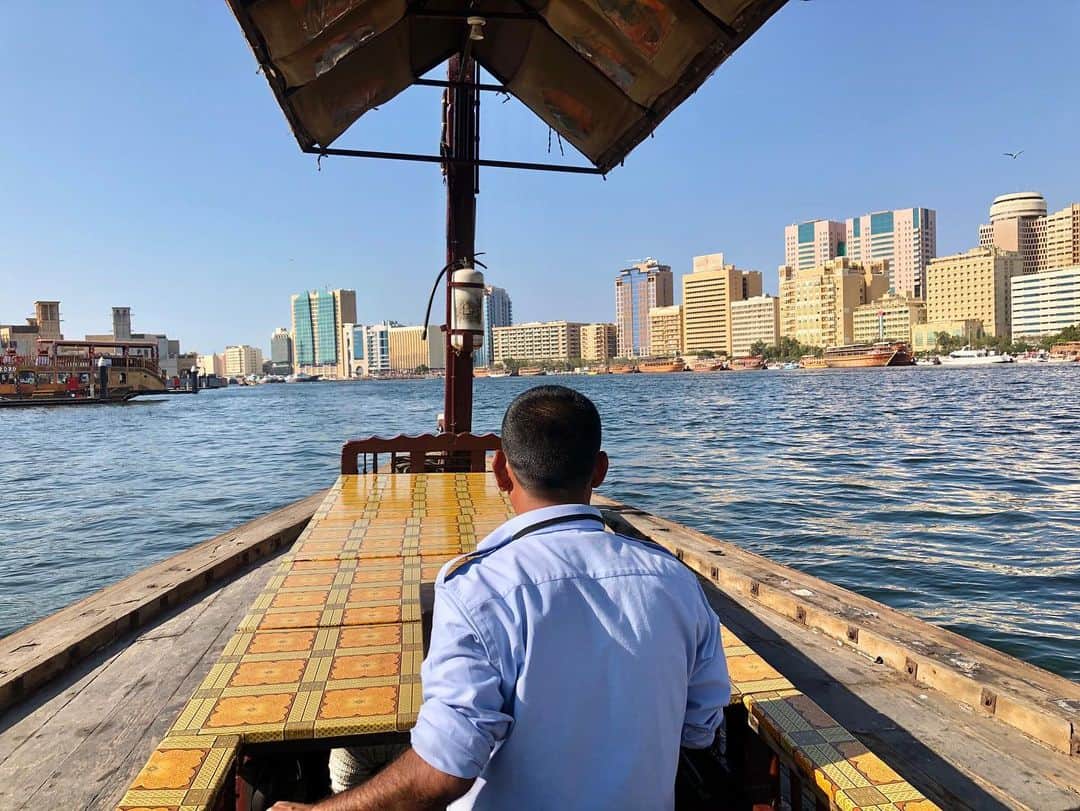 乙武洋匡さんのインスタグラム写真 - (乙武洋匡Instagram)「１週間ぶりにドバイに戻ってきました🇦🇪 アブラという渡し船に乗って、のんびり街並みを眺めています。  ２枚目の動画も見てねー😊  #ドバイ #UAE #🇦🇪 #アラブ首長国連邦 #アブラ #渡し船 #渡し舟 #中東旅行」1月5日 12時34分 - ototake_official