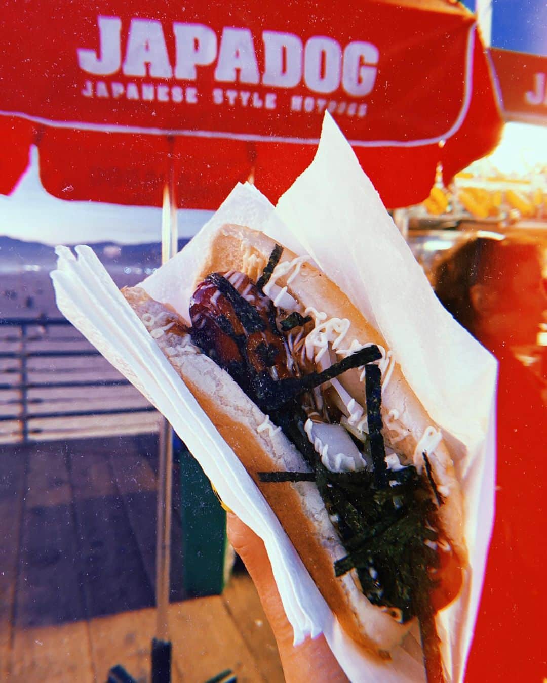 のインスタグラム：「I'm BACK JAPADOOOOG🌭❤️ . .  @japadogcalifornia . .  このホットドックの大食い大会ならアメリカで勝てる気がしてます🔥 .  2年前からずっと大ファンの大好きなホットドック屋さん💋 .  美味しいとこはたくさんあるんだけど、初めて連れてきてもらったときのSanta Monicaの衝撃と、このホットドックの味が今でも脳にインプットされてて、ここにこないとLAに帰ってきたと感じれないんです🥺💛💛💛 . .  #losangeles #japadog #lovejapadogs #santamonica #hotdog #yummy #LA #latrip #tripgirl」