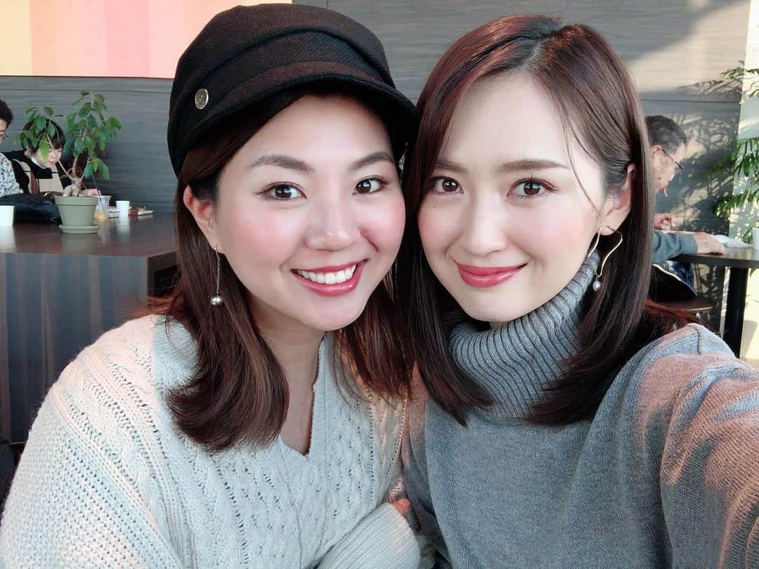 花岡維生のインスタグラム：「2020年、新年早々親友ちゃんと♡ 普段は離れているけれど、少しの時間でも会えるなら、いつでもどこへでも♡ 楽しく美しく頑張っているあすかに会って話していると、私も頑張ろうってワクワクしてきます☺️💕 可愛すぎる天使くんたち👦🏻👦🏻にも会えて、幸せな時間でした🥰 @asuka_1010 いつもありがとう💓 #2020年 #newyear #happynewyear #新年の挨拶 #親友ちゃん #今年もよろしくね」