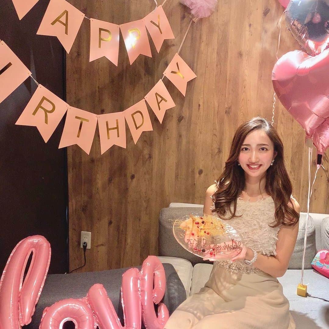 曲渕伊代のインスタグラム：「1月4日で26歳になりました🥀 今年はより一層、大切なものだけに囲まれて幸せに生きていきたいなと。  大好きな人たちにお祝いしてもらって幸せ☺️ メッセージくれた人もこれからお祝いしてくれる友もありがとう！みんな大好き☺️❤️ #andhappynewyear」