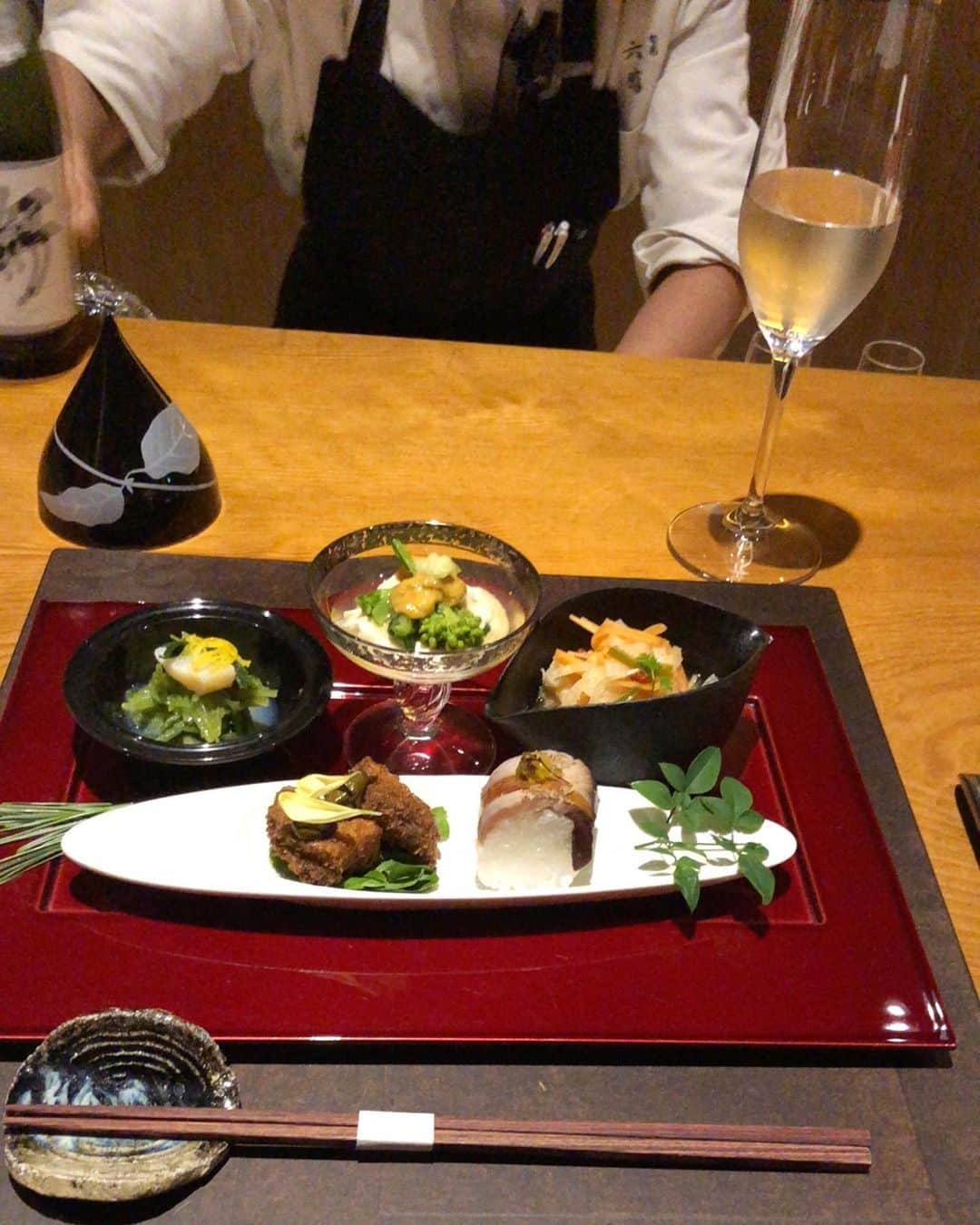 渡辺かなえのインスタグラム：「お料理はマリアージュコースで頂きました❤️ 三ヶ日は毎日お酒で身を清めていましたww 厄年ですし、念入りにww 青森が好きなので青森の日本酒スパークリングが👌でした❤️ #マリアージュコース #ペアリングワイン」
