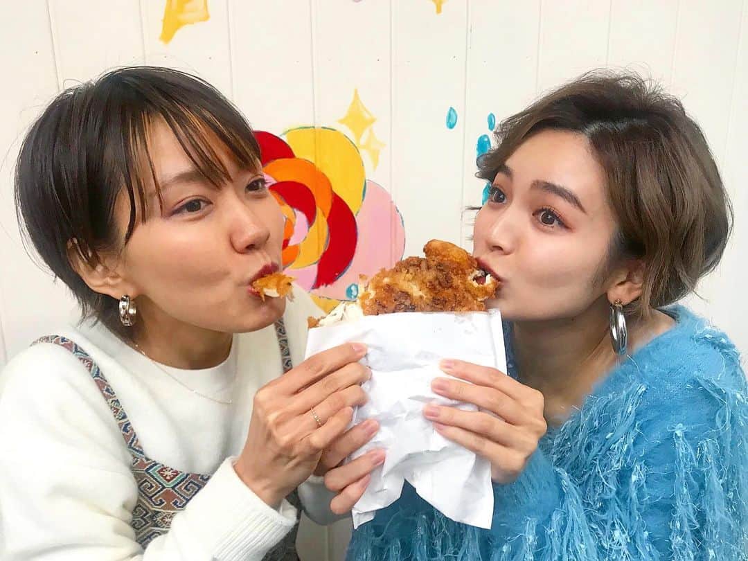 富久美玲のインスタグラム：「_ . ペア撮影のスペシャルゲストで梨乃様💓 . 共通の友達がいて前から可愛いと思ってて ずっと会いたくて、そしたら、まさかの 一緒にお仕事出来てテンションMAX！！！ . 涙出る程に笑った楽しい撮影でした🤣🤣 何よりオフショットが面白すぎて最高w . #ロケ#撮影#雑誌#新刊#catchup#名古屋」