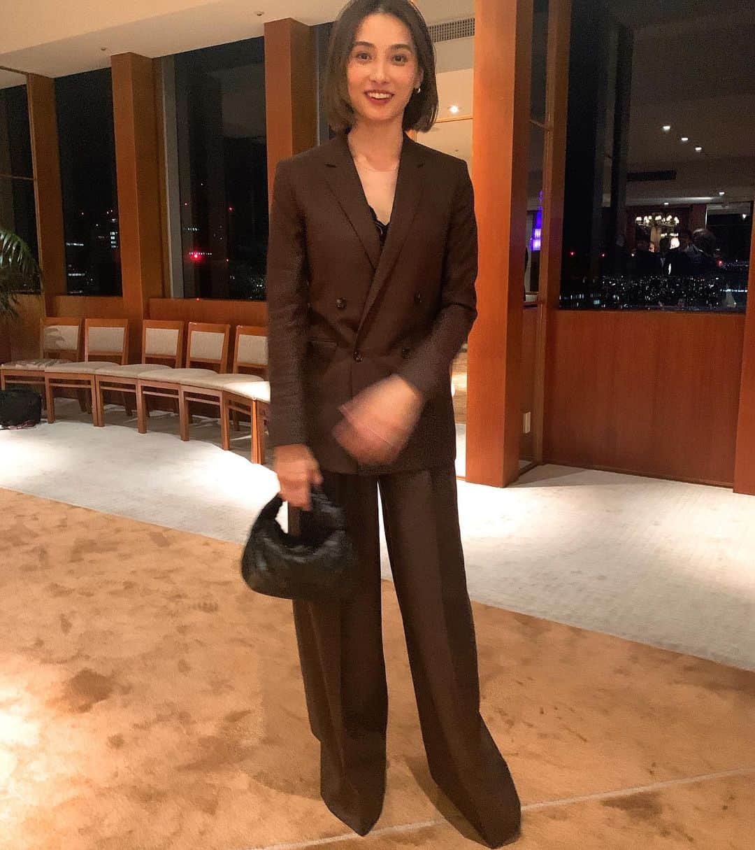 小濱なつきのインスタグラム：「久々のおめかしは、 @johnlawrencesullivan_official の袴みたいなパンツのセットアップを。 9㎝ヒールを履いて裾ギリギリに！👠 @bottegaveneta のバッグを合わせました😊 . #wedding #weddingparty」