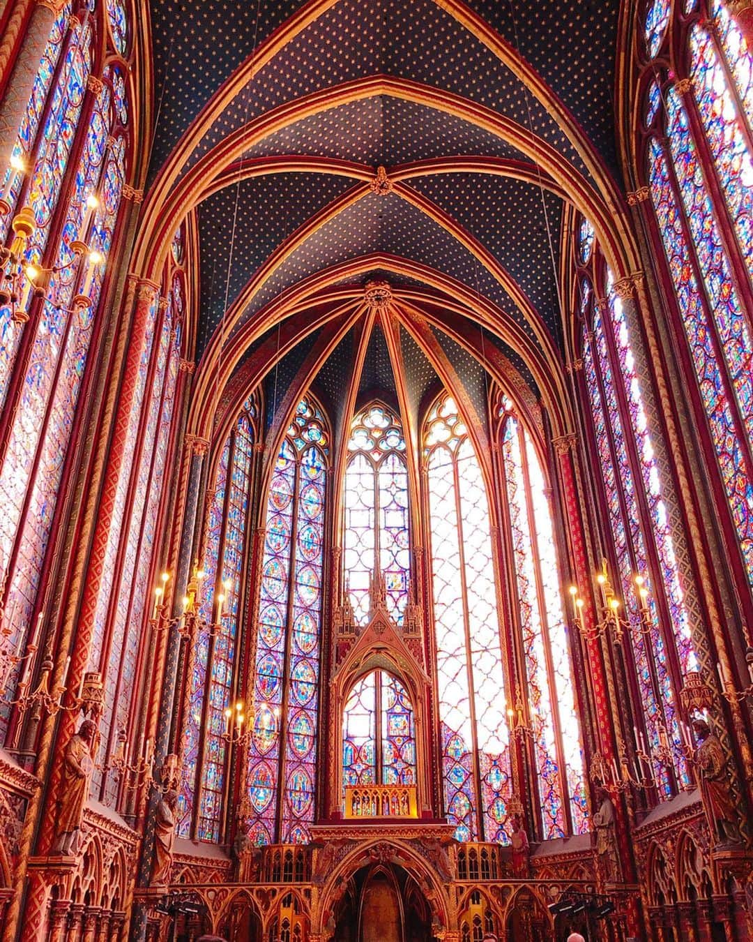 のインスタグラム：「ステンドグラスが美しすぎるSainte chapelle⛪️✨ 本当に綺麗すぎて写真撮る手が止まらなかった🤩🤳 Parisに行ったらまた必ず行きたい❣️ . . . #paris #france #france🇫🇷 #🇫🇷 #europa #europatrip #travel #travelphotography #travelgram #traveling #travelling #travelblogger #traveltheworld #travelingram #instatravel #instatraveling #ヨーロッパ #ヨーロッパ旅行 #旅行 #旅 #旅行好き #旅行大好き #旅行好きな人と繋がりたい #旅好きな人と繋がりたい #旅好きと繋がりたい #旅行好きと繋がりたい #パリ #パリ旅行 #フランス #フランス旅行」