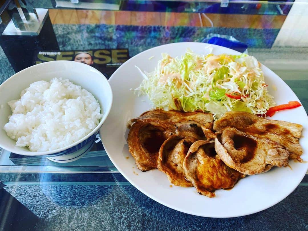 小沢仁志さんのインスタグラム写真 - (小沢仁志Instagram)「さっ、飯食ってジム行こ❗️」1月5日 13時02分 - ozawa_hitoshi