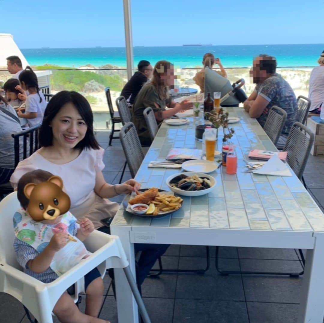 大西蘭のインスタグラム：「・ パース旅行🇦🇺 ・ ノース・フリーマントルのビーチ沿いのレストラン🍽 ・ 青い海、青い空、白い砂浜🏖 ・ こんな景色を見ながら食事ができるなんて最高❣️ ・ フィッシュアンドチップスもシーフードいっぱいのパスタも美味しかった😋 ・ ごぐまちゃんも思わずポテトに手を伸ばしていました🐻笑 ・ 3枚目の写真は、風で私の髪が凄いことに😂 アーティスティック❓笑 ・ ・ @_bibandtucker_  #bibandtucker #perthtravel #freemantle  #パース旅行 #オーストラリア旅行 #ビーチレストラン #フリーマントル #ノースフリーマントル #フリマントル #子連れ旅行 #子連れ海外 #赤ちゃんと旅行」