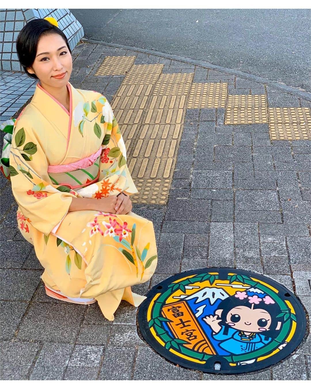 神戸麻衣さんのインスタグラム写真 - (神戸麻衣Instagram)「12月に設置されたばかりのサクヤちゃんのマンホールが見たくて 富士宮市役所へ🗻🌸 . サクヤちゃんは何回も一緒にお仕事した事あって、とってもかわいくて大好き☺️❤️ . 富士山の神様が木花咲耶姫(コノハナサクヤヒメ)という女性の神様である事から 富士宮市のゆるキャラのモチーフとなり、サクヤちゃんが誕生しました😊✨ . 富士市はかぐや姫🎋 富士山と竹取物語のお話と関連して、富士山の山肌がかぐや姫に見えるって言われてます😌 . #model #撮影 #mc #リポーター #司会 #instructor #スポーツmc #モデル #shooting #神戸麻衣 #サクヤちゃん #富士宮市役所 #マンホール #初詣 #振袖 #和服 #和髪」1月5日 13時04分 - mai_g916