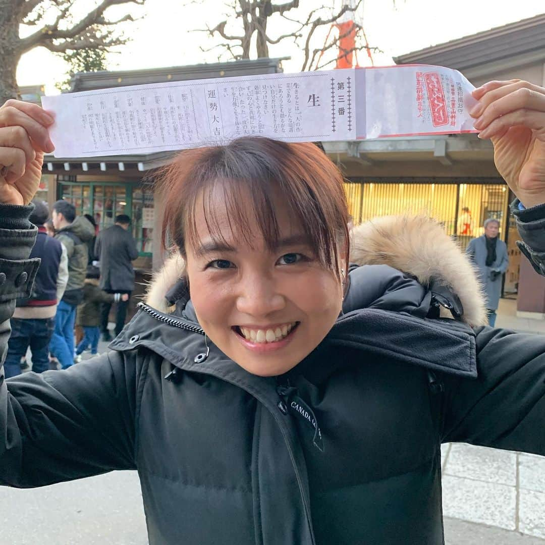 平野 早矢香さんのインスタグラム写真 - (平野 早矢香Instagram)「初詣⛩ おみくじ✨今年は大吉🙌🙌🙌 「効率よくやろうと思わず己の心と真剣に向き合い、たった一度の人生を力強く生き抜きなさい」とのことなので、自分の信念を持ってこの一年を過ごしたいと思います‼️ 本日1月5日(日)は #日本テレビ #powerフレーズ #18時55分から #競泳 #渡辺一平選手 #ナレーター平野 #よろしくお願いします」1月5日 13時07分 - sayakahirano0324