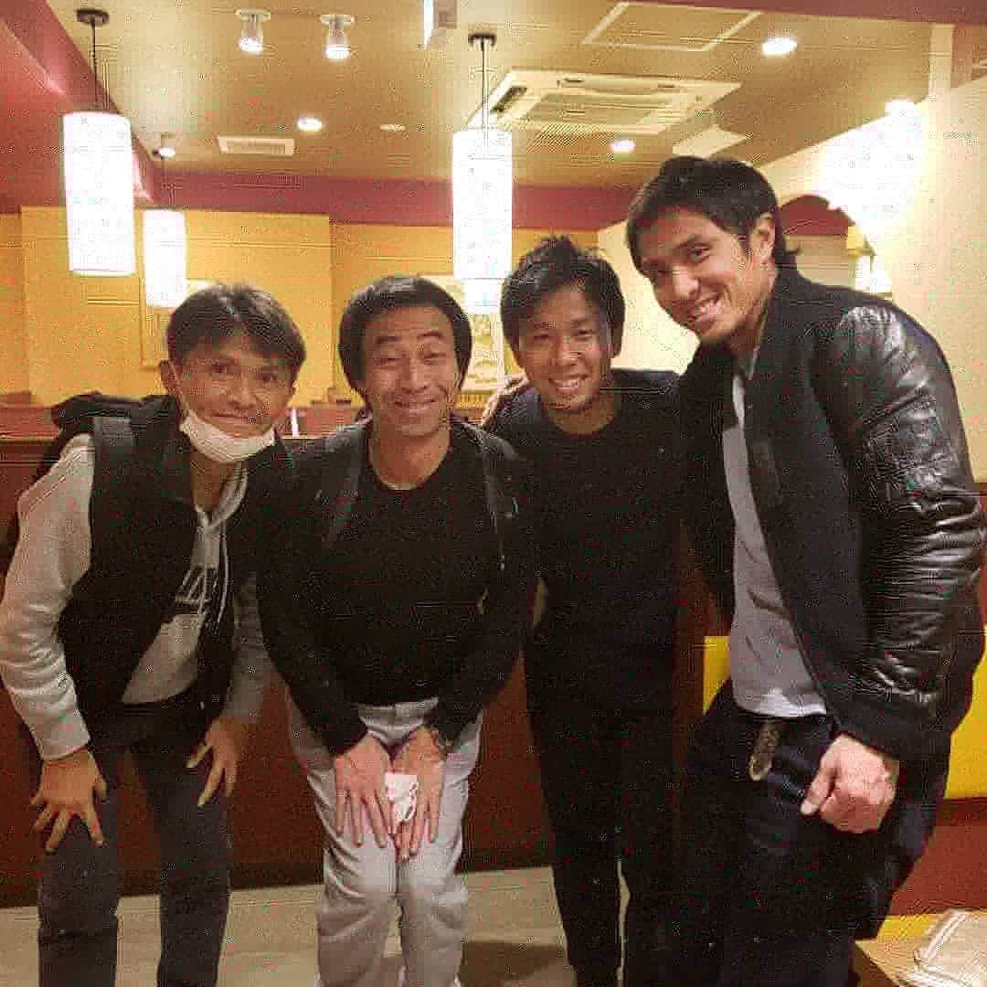 那須大亮さんのインスタグラム写真 - (那須大亮Instagram)「昨年このメンバーで食事しながら、サッカー談義に盛り上がってました(^_^) 名良橋さんと中村充孝君は初めましてで、スポーツは良いですね✨ ピッチを離れたらサッカーを愛する仲間⚽  ワッキーさんお誘いありがとうございました(^_^) #ワッキー #名良橋晃 #中村充孝 #サッカー談義」1月5日 13時08分 - nasudaisuke_official