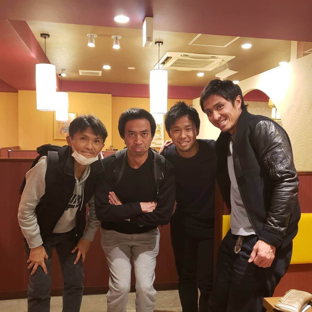 那須大亮さんのインスタグラム写真 - (那須大亮Instagram)「昨年このメンバーで食事しながら、サッカー談義に盛り上がってました(^_^) 名良橋さんと中村充孝君は初めましてで、スポーツは良いですね✨ ピッチを離れたらサッカーを愛する仲間⚽  ワッキーさんお誘いありがとうございました(^_^) #ワッキー #名良橋晃 #中村充孝 #サッカー談義」1月5日 13時08分 - nasudaisuke_official