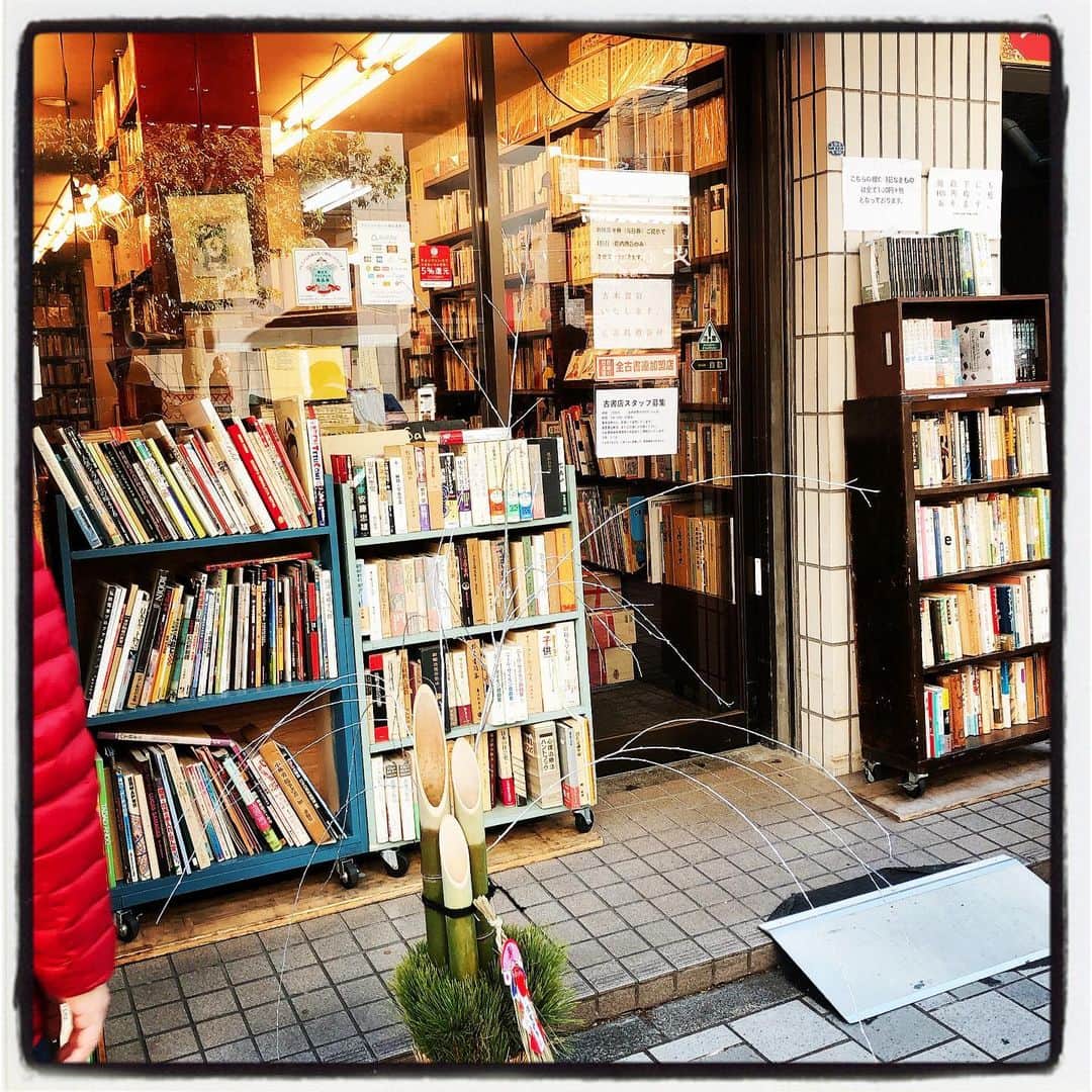 柳下毅一郎のインスタグラム：「新年初買い。今年も古本の神様が微笑んでくれますように」