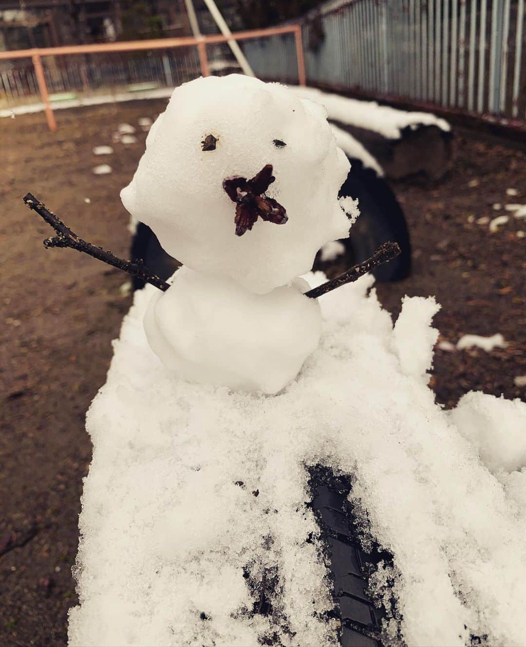 熊木杏里のインスタグラム：「色々文句がありそうな雪だるま⛄️ 笑  雪は好き。 冬も好き。 長野は大好き。」