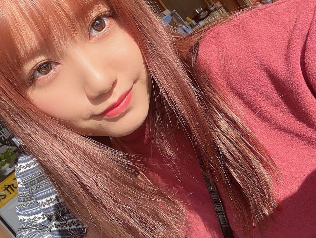 加藤玲奈のインスタグラム：「洋服に合わせて唇をピンク系に💄 ベースにDIORのマキシマイザーを塗って、その上から薄くCHANELの赤リップを塗った💋」