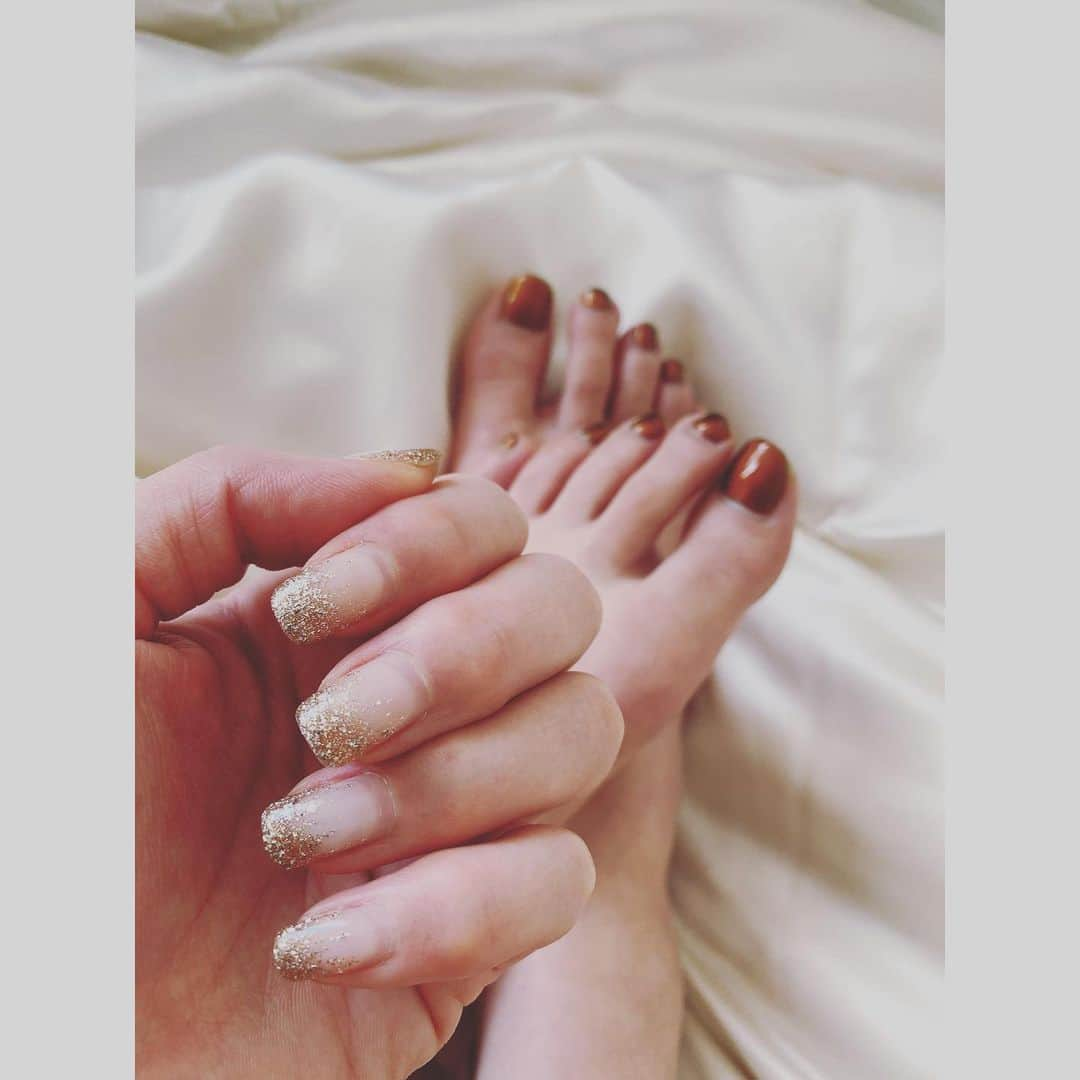 秋本祐希さんのインスタグラム写真 - (秋本祐希Instagram)「年末年始のnailは クリスマス&お正月のおめでたい雰囲気で シャンパンゴールドのグラデーションラメ✨ フットは玉虫色の不思議カラー @penelopesis  ずぼらな私はついつい間を開けてしまうぐらい お上手で丁寧だから もちがよいのです✨ @yuka_yoshi0221 ちゃん @ozaki5667 ちゃん いつもありがとう☺︎❤︎ #penelopesis #jelnail #nails #nailcare」1月5日 13時36分 - ayuuki0908