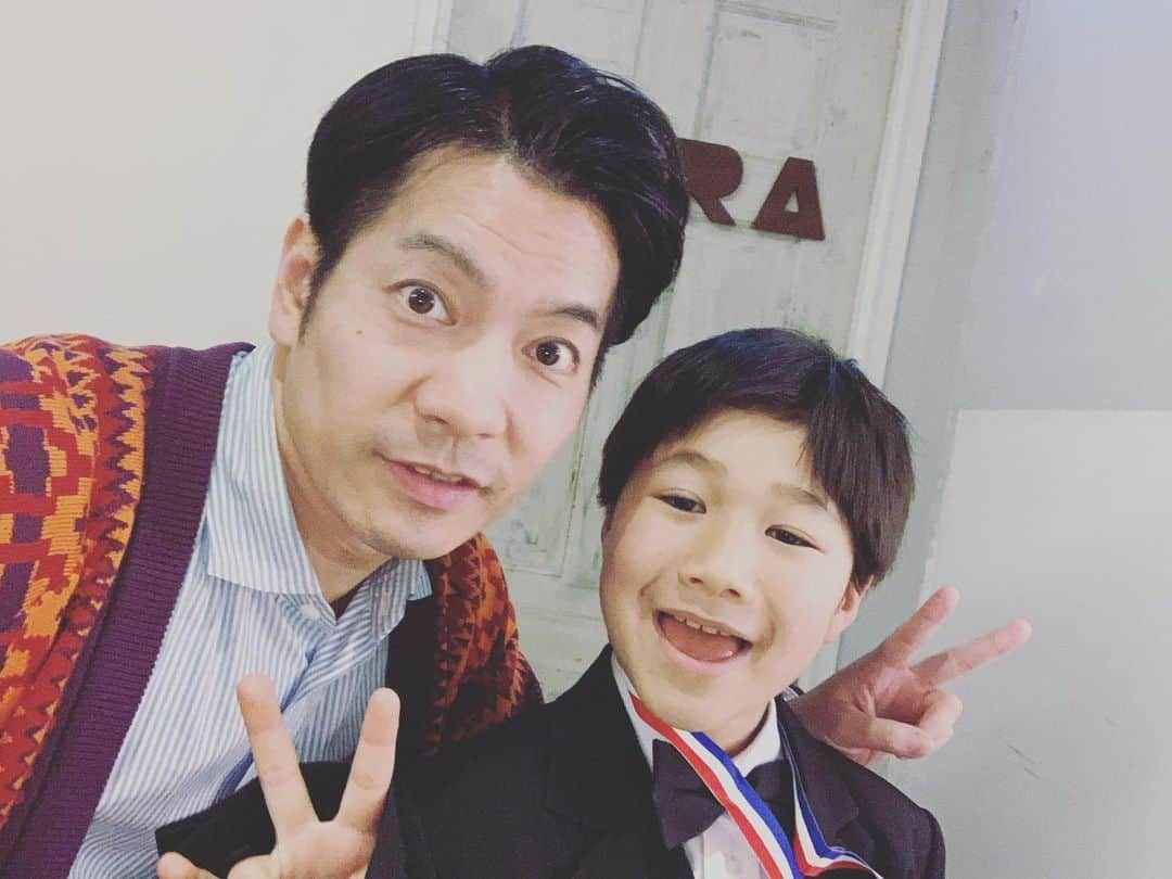 吉村憲二さんのインスタグラム写真 - (吉村憲二Instagram)「泥ですわ泥。  泥のように寝てて今起きた。  改めて。  新年あけましておめでとうございますーー！！！ 今年も宜しくお願い致しますーー！！！ あけおめ！ことよろ！  え？もう明けて5日目？  そんな事言わないでぇ〜。 もうね、新年早々勝手にですがイベント事をやってまして、SHOWROOMやってまして。  もうそんなあけおめ言う暇もなかった。大変だった。寝る暇もないくらいに。  でも。  良かったです。  新年早々色々出来て全国の人と会えて。  よっぽどゆっくり過ごしてる正月より自分に合ってる。  ゆっくりダラダラ過ごしてた人より差がついてる。  だからこの感じで今年は行く。  2020年やります。  2020年しっかりぶっ飛ばして、大ブレイクする事をここに誓います！！！ 有言実行の力が、言霊が、自分にえげつないことに気付いたので。  今年の終わりにこの記事を見て、オイマジかよ、、ちょっとこわいんだけど、、えげつない程ここで言ってたことが、、、一つも叶って無いんだけど、、、っていや叶ってないんかぁ〜〜〜〜〜〜〜〜〜〜〜い！！いや逆逆！！叶ってるんだけど、叶いすぎてるんだけど、、怖いわ、、ってなるように。うん、なるな。最近人から周りから変わったと言われます。されが良い風でありますように。さらに良いものになってるなら。  って事でら長くなりましたが、新年の挨拶です、遅くなりましたがいつ言っても良いっしょ！  今年2020年ぶっ飛ばしていくから振り落とされないようについてこいやコラァ！！！ え？  もうとっくに先に行ってるし吉村売れるの遅っせぇから早よこいや？  そんな事言わないでぇ〜。 ☆ 新年早々明けて一発目の天才万博でのヒロトとの写真を添えて。  幸せになろうよ！！ ☆ #ブロードキャスト‼︎ #吉村  #せんきゅっそ #幸せになろうよ  #バス村 #バス村でバズ村」1月5日 13時34分 - kenjiyoshimurabroad