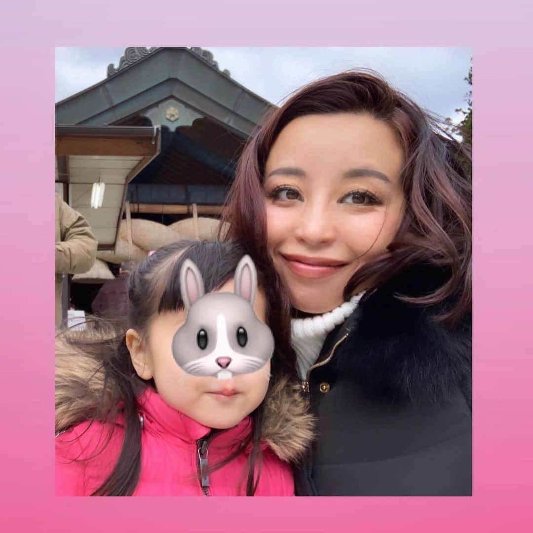 PINKYのインスタグラム：「明けましておめでとうございます⛩🌅🎍❤️✨ . 『今年もますます繁盛繁栄！おめでとうございます㊗️✨ 皆んな元気で幸せ、ありがとうございます❤️✨』 . という母の年賀メールの文言が素晴らしかったので引用させていただきます🖌❤️ . さて、私達は出雲で新年を迎え、出雲大社に初詣に参りました🙏⛩🌅✨ . 2020年も素晴らしい一年となりますね🌈❤️✨ . 今年もどうぞよろしくお願い致します😆🙏💖 ・・・ ・・・ #love #happy #family #あけましておめでとうございます #happynewyear2020 #初詣 #出雲大社」