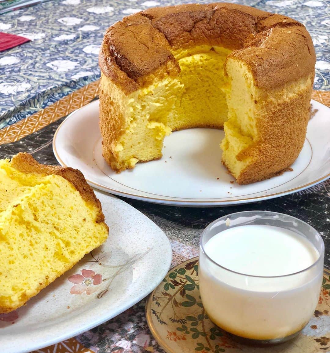 のインスタグラム：「【#手作りケーキ #料理教室 #栄養士】 ・ ・ ・ 今年１回目の料理教室👩‍🍳 ・ ・ @abccookingofficial 行ってきました🍰 ・ ・ オレンジシフォンを焼いている間にとろけるプリンを作りました☺️ ・ ・ シフォンケーキはオレンジの皮と果汁を使いました🍊果肉にナイフを入れると果汁がたっぷり出ます🍊 ・ ・ ジュースでもいいけど、フルーツを使うことで仕上がりの香りが違います😊一口食べるとオレンジの香りが鼻に抜けます👃 ・ ・ ・ メレンゲを切るときは優しく❤︎ふんわり仕上げるコツです✍️ ・ ・ ・ プリン液は火にかけますが、特に冷水につけなくても美味しくなめらかに出来上がりました🍮 ・ ・ ・ 2020年は栄養士らしく料理も再開します🙋‍♀️ ・ ・ ・ 料理は楽しいです😊 ・ ・ ・ #料理 #料理教室 #手料理 #手作り #手作りケーキ #手作りプリン #シフォンケーキ #プリン #お家カフェ #お家ご飯 #abcクッキング #栄養士 #料理好き #cooking #dietician #cake #pudding #orange #cookingram #announcer」