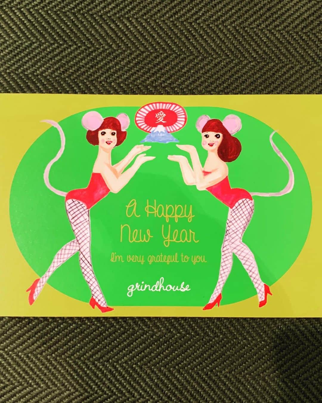 五月女ケイ子のインスタグラム：「毎年デザイナーの加藤さんの年賀状を描いてます。今年はチューガール💋  #五月女ケイ子#keikosootome #年賀状#2020#ねずみ年」