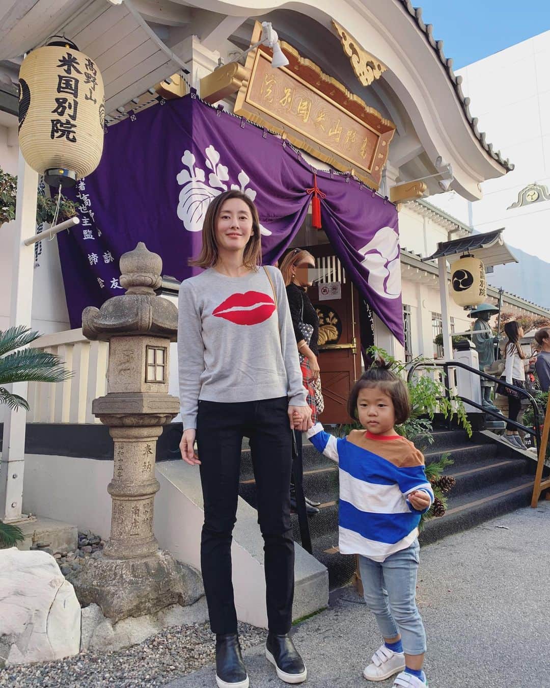 高木りなのインスタグラム：「元旦はダウンタウンにある高野山に初詣に行って来ました⛩🙏🏻✨ ナマハゲ👹にも逢えて、おみくじも大吉で、天気もぽかぽかで最高な1年のスタートとなりました❤️ #今更#元旦 #人混みはモザイク処理に一苦労 1월1일은 엘에이 다운타운에 있는 일본신사에 가서 나마하게 라는 일본 도깨비도 만났어요👹 ㅎㅎㅎ」