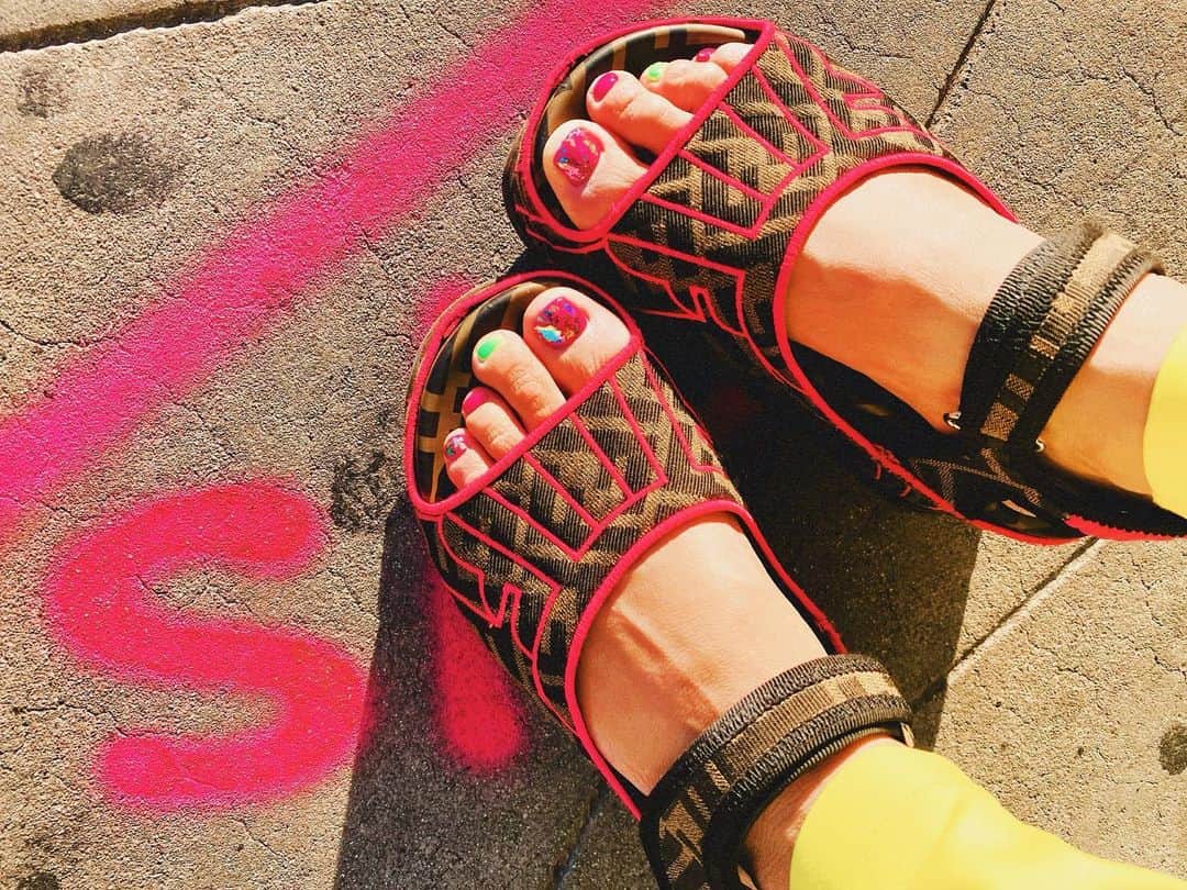のインスタグラム：「LAはただの地面でもこんなパリピだよ💙💚💛💜❤💗💖w .  New NEON Foot nail💅🏼 .  こりゃnailしてる足さんも喜んで、踊り歩きしてしまいますわ𓀠𓀥𓀠𓀥𓀠𓀥  #nail#footnail#neon #street #newnail #Happy」