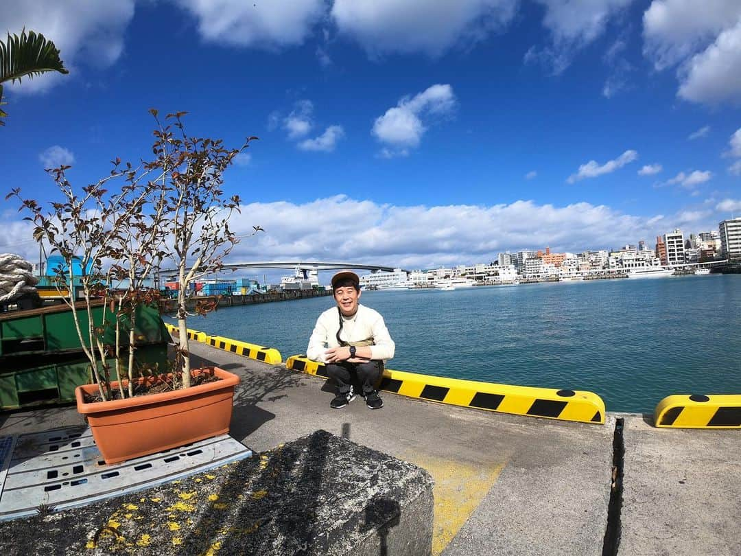 佐久間一行さんのインスタグラム写真 - (佐久間一行Instagram)「いい天気、沖縄花月です。  シャツ1枚くらいで大丈夫です。  #佐久間一行 #沖縄 #沖縄花月 #とまりん #GoPro」1月5日 14時10分 - sakuzari