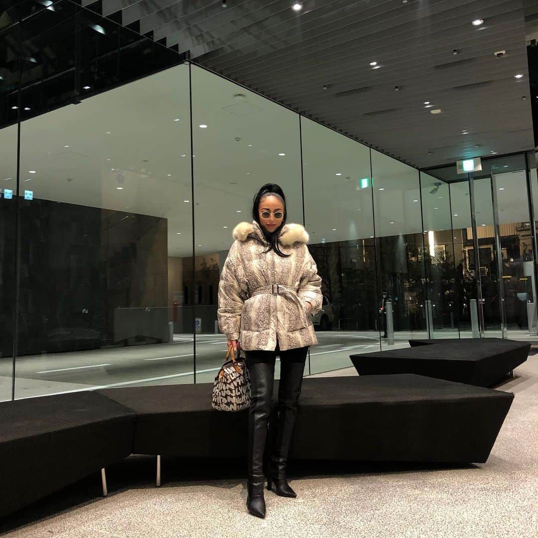 のインスタグラム：「もしこの冬ロングブーツ一個しか 履けないんだとしたら、わたしはこれ選ぶ✔️ 華奢脚さんにもグラマラスさんにも 絶対ベストフィットしますよ。 超絶まっすぐ脚長効果がYELLO史上NO.1の実力ブーツ。 初売り会場でも、オンラインストアでも。 🚨今だけ30%OFF🚨 DRAMA long boots @yelloshoes_official #YELLO #yelloshoes」