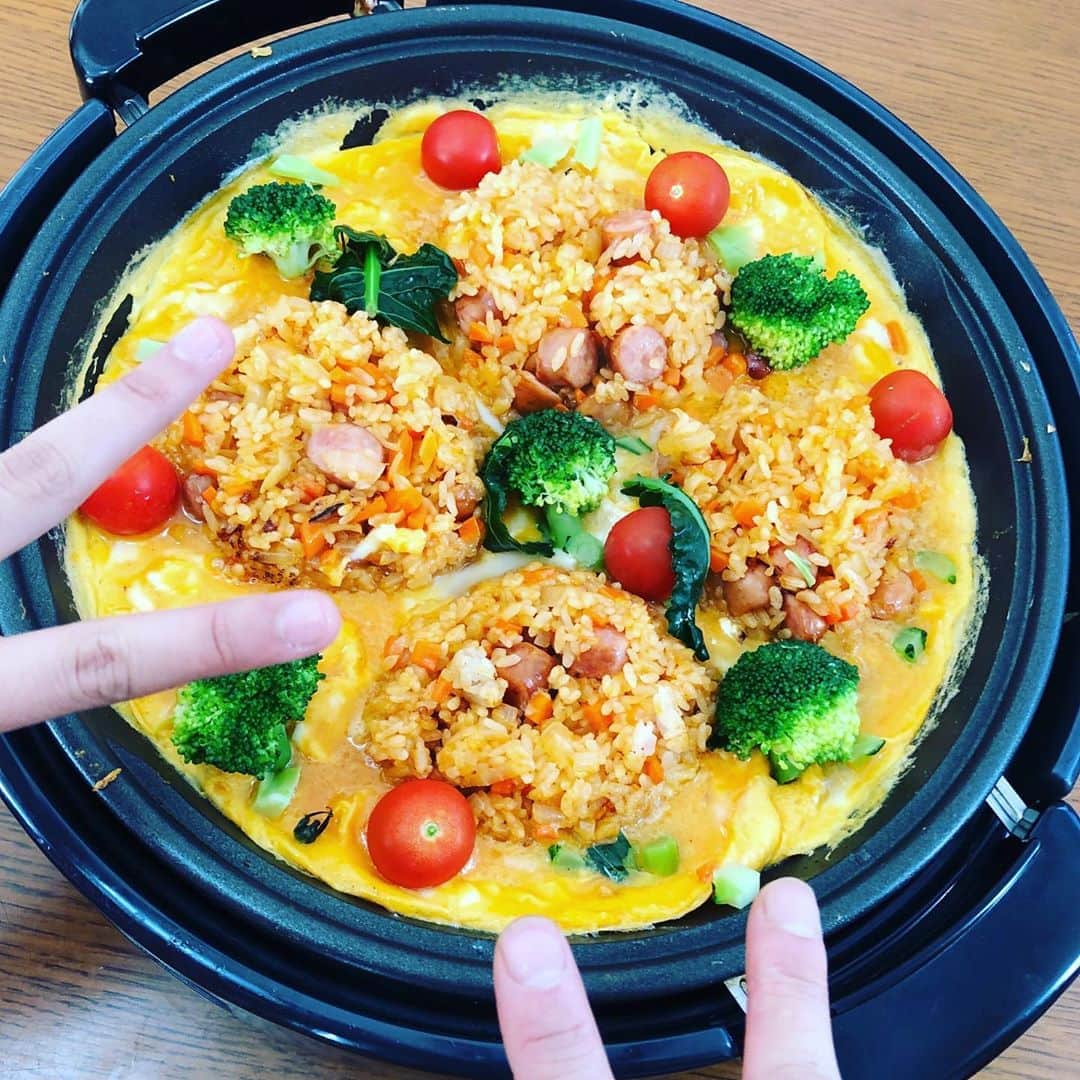 SHINPEIのインスタグラム：「家族皆で囲んで食べられる、ホットプレートで作るオムライス！﻿ ﻿ 姪っ子も手伝ってくれました。﻿ ﻿ 最近おしゃべりが上手になった甥っ子の、惜しい言葉たちは﻿ ﻿ ボッコリー(ブロッコリー)﻿ ﻿ ちゅくした(くつした)﻿ ﻿ です　笑」
