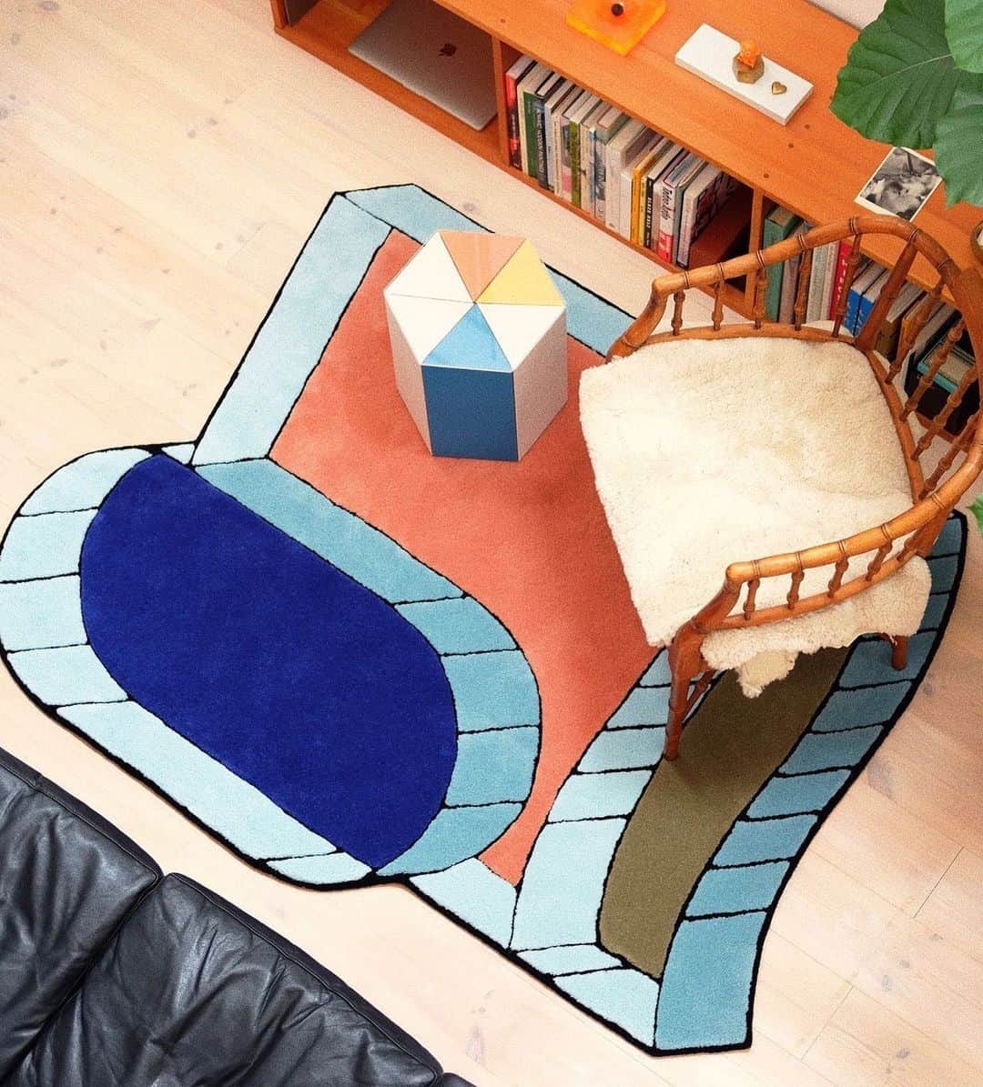 KEISUKE SYODAさんのインスタグラム写真 - (KEISUKE SYODAInstagram)「When 3D box rug meets very Japanese modern house with vintage furnitures Thanks for special occasion @stormtharp :) . #studiotheblueboy #rug #3drug」1月5日 14時15分 - keisukesyoda