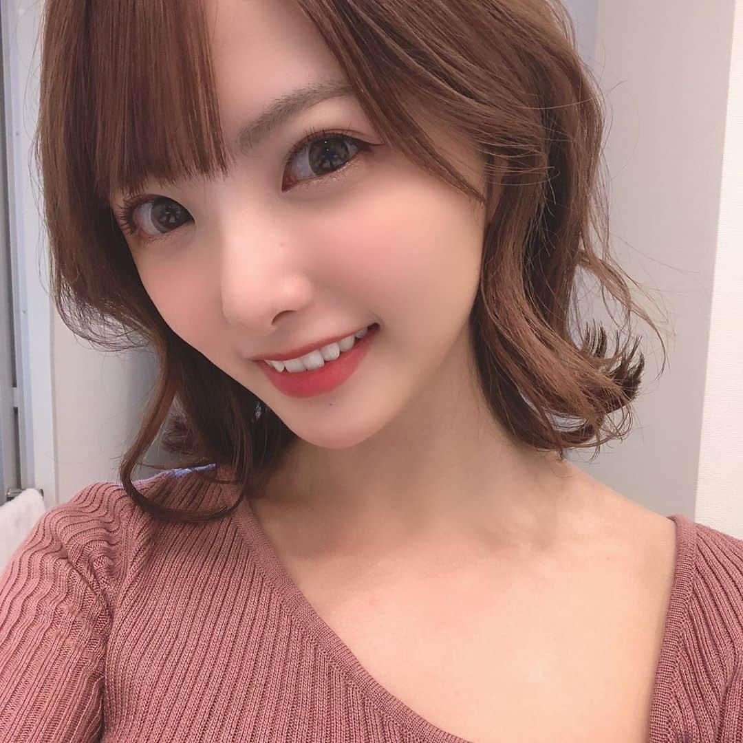岡田栞奈のインスタグラム：「巻き髪💞 はやくロングに ならないかな〜🥺 #巻き髪　#ボブ　#ショート #ヘアアレンジ　 #hairstyle #hairarrange」