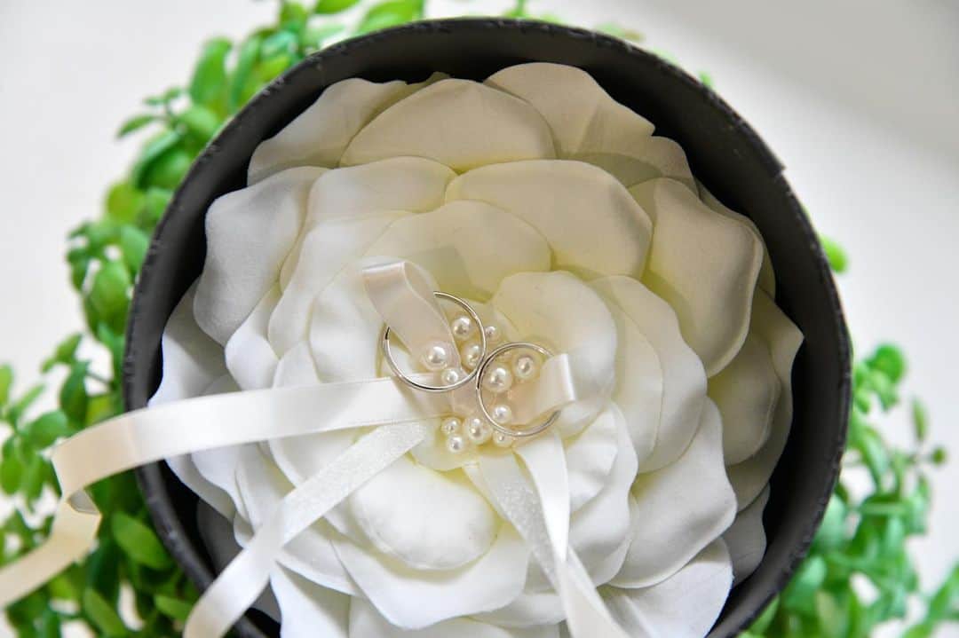 St.AQUA 東京の結婚式場 サンアクアチャペルさんのインスタグラム写真 - (St.AQUA 東京の結婚式場 サンアクアチャペルInstagram)「この日のために用意されたリングピロー。 結婚式の後も新居においておける思い出のものとなりますね☺️ . . wedding date 2019.11.23 groom&bride K&M hair&makeup Shoko Nemoto . . #サンアクア #サンアクアチャペル #d_wedding #海の近くのウエディング #2019年秋婚 #2019年冬婚 #2020年春婚  #挙式とお食事会 #船上パーティー #少人数ウエディング #ファミリーウエディング #ウエディングブーケ #会場コーディネート #家族婚 #家族挙式 #マタニティウエディング #パパママ婚  #ブライダルフェア #ウエディングドレス #ドレス試着 #結婚式場探し #式場探し #式場見学  #プレ花嫁 #2人挙式  #船上ウエディング #結婚式準備 #竹芝 #日本中のプレ花嫁さんと繋がりたい」1月5日 14時25分 - staquatakeshiba