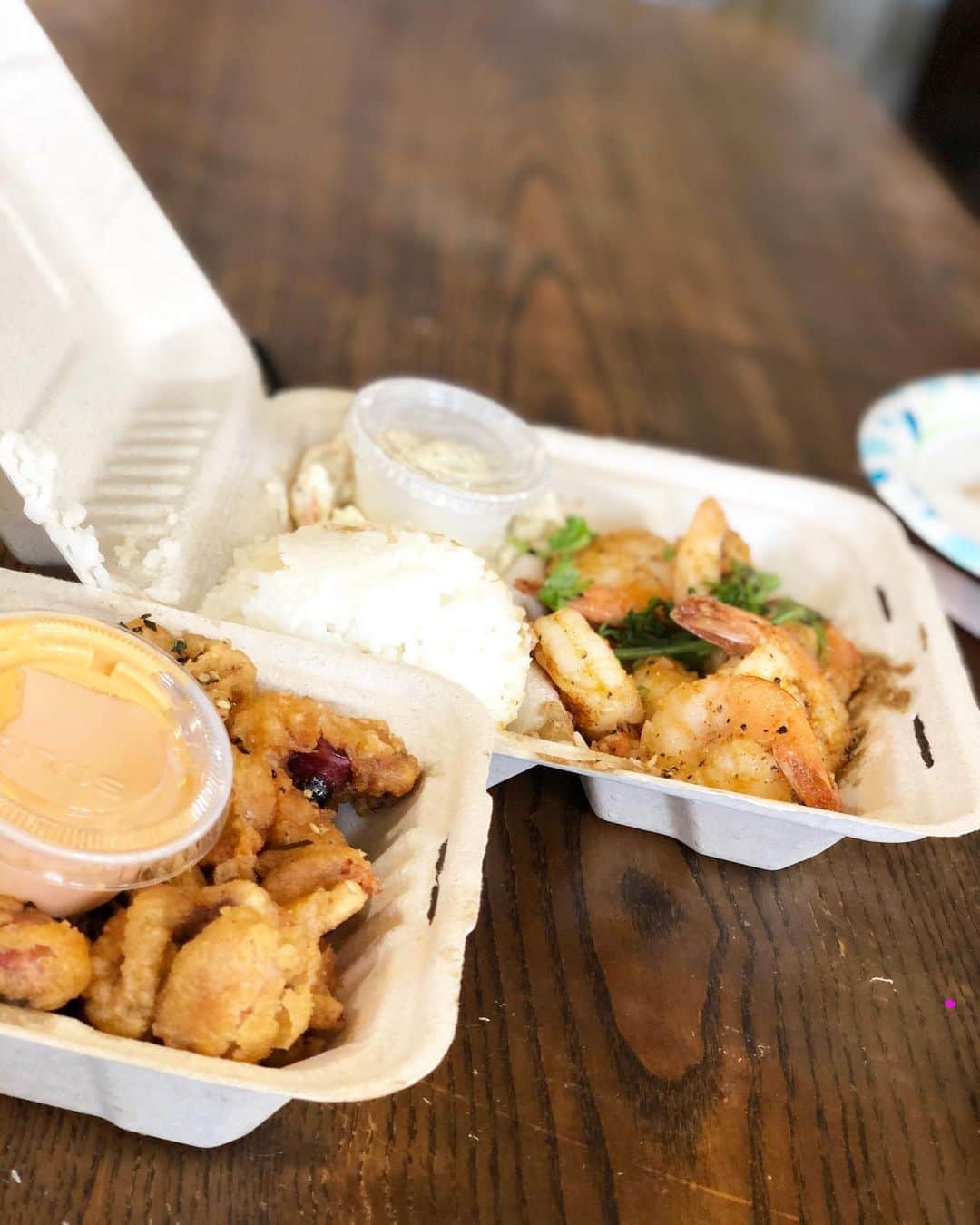 林香里さんのインスタグラム写真 - (林香里Instagram)「・ ・ ハワイに行くと食べたくなるパンケーキ🥞 行きたかったお店は断念して久しぶりに 誰もが知ってるeggs'n thingsへ… たっぷりホイップにしっとりもっちり🥞の 組み合わせ、やっぱり美味しかった🤤👍🏻✨ ・ ・ 別の日のお昼は、ぱっと食べれるランチプレートが 美味しい''pioneer saloon"🍱🥡🥢 子供達も大好き⍤⃝♡\♥︎/ #hawaii#oafu#lunch#sweets#yummy」1月5日 14時30分 - kaori_hayashi1203