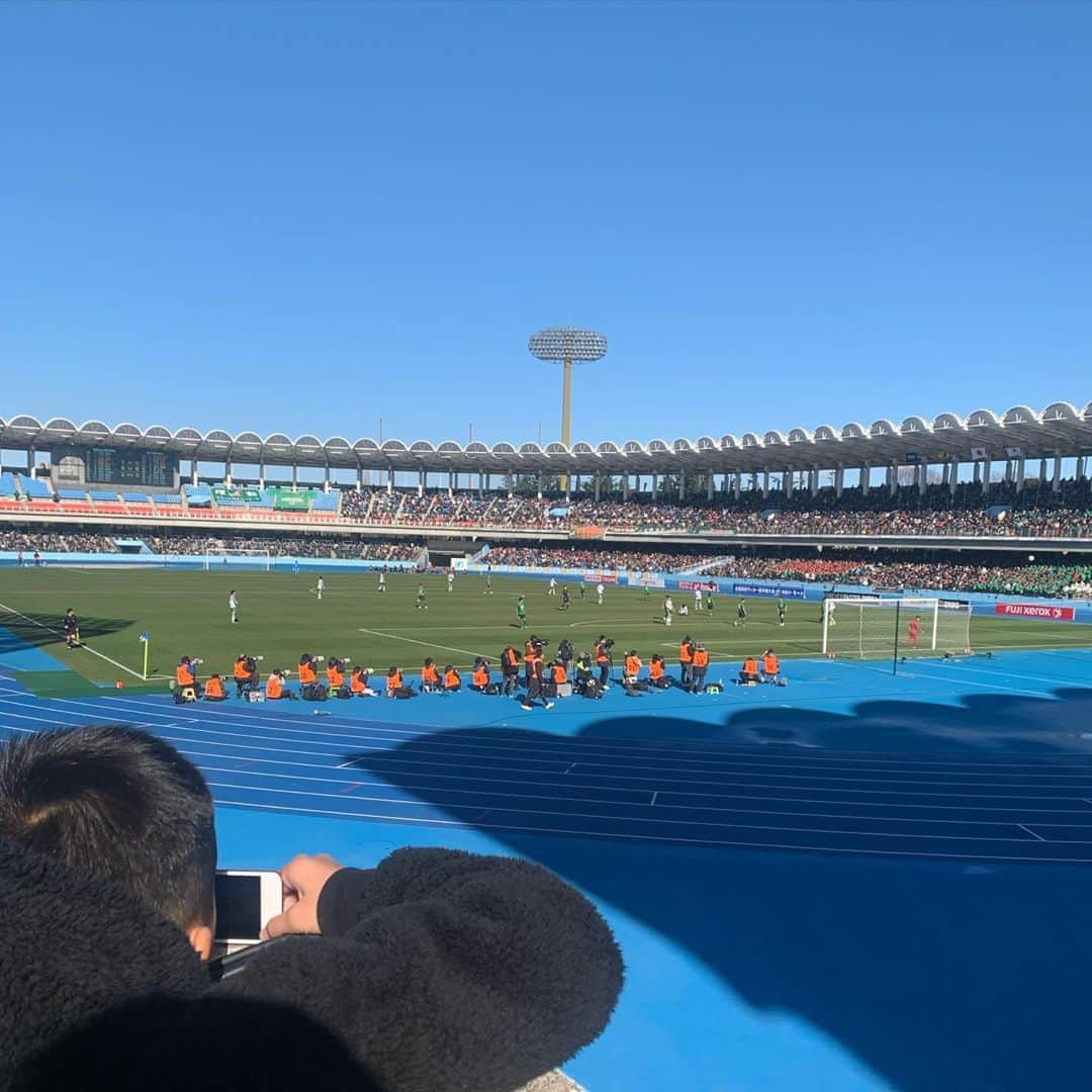 鈴木六夏さんのインスタグラム写真 - (鈴木六夏Instagram)「青春に涙😭✨ 毎年恒例、高校サッカー観戦を今年も家族で。 好きなことに夢中になって子供時代を過ごせたら、 本当に幸せだと思う。  お兄も自分だけの夢にむかって、 心を燃やして過ごして欲しい✨ #母の願い」1月5日 14時32分 - rikuka.62