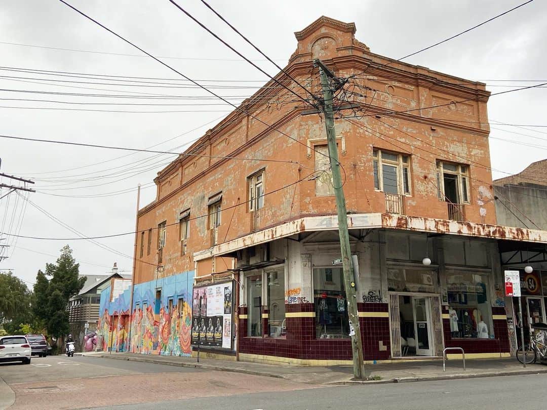 荒尾茉紀さんのインスタグラム写真 - (荒尾茉紀Instagram)「古い雰囲気の街。しかし名前はNewtown👀✨ #sydney #newtown #昔はnewだったのかもね #写真好きにはいいスポット沢山」1月5日 14時34分 - maki.arao