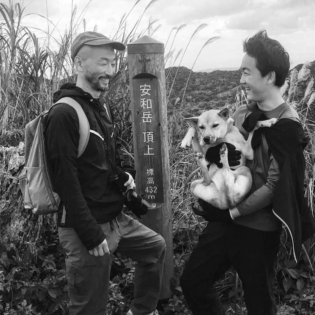 藤代冥砂さんのインスタグラム写真 - (藤代冥砂Instagram)「初登山は沖縄本島北部の安和岳。 1時間程度で登頂の低山だけど、けっこう楽しいトレイル。アグネスも猟犬の血が刺激されたのか上機嫌。 山頂で、オーストラリアとUSのカップルに出会い、下りは一緒に。車で名護バスターミナルまで送ったりと、旅感強い時間だった。わしらは今年もあっちこっちフラフラするんだろうな。そして英語やり直したいな。スペイン語も。」1月5日 14時40分 - meisafujishiro