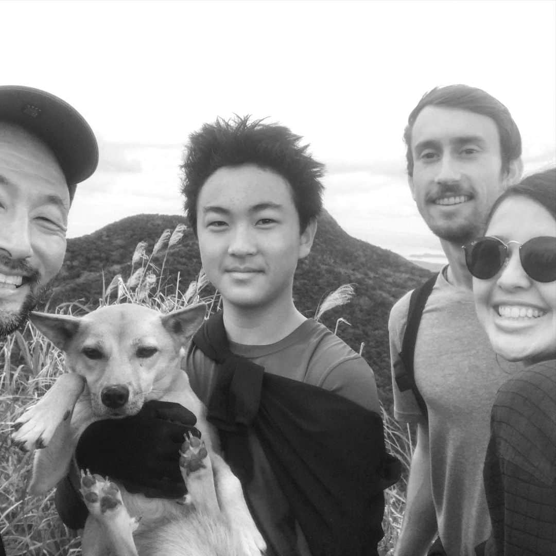 藤代冥砂さんのインスタグラム写真 - (藤代冥砂Instagram)「初登山は沖縄本島北部の安和岳。 1時間程度で登頂の低山だけど、けっこう楽しいトレイル。アグネスも猟犬の血が刺激されたのか上機嫌。 山頂で、オーストラリアとUSのカップルに出会い、下りは一緒に。車で名護バスターミナルまで送ったりと、旅感強い時間だった。わしらは今年もあっちこっちフラフラするんだろうな。そして英語やり直したいな。スペイン語も。」1月5日 14時40分 - meisafujishiro