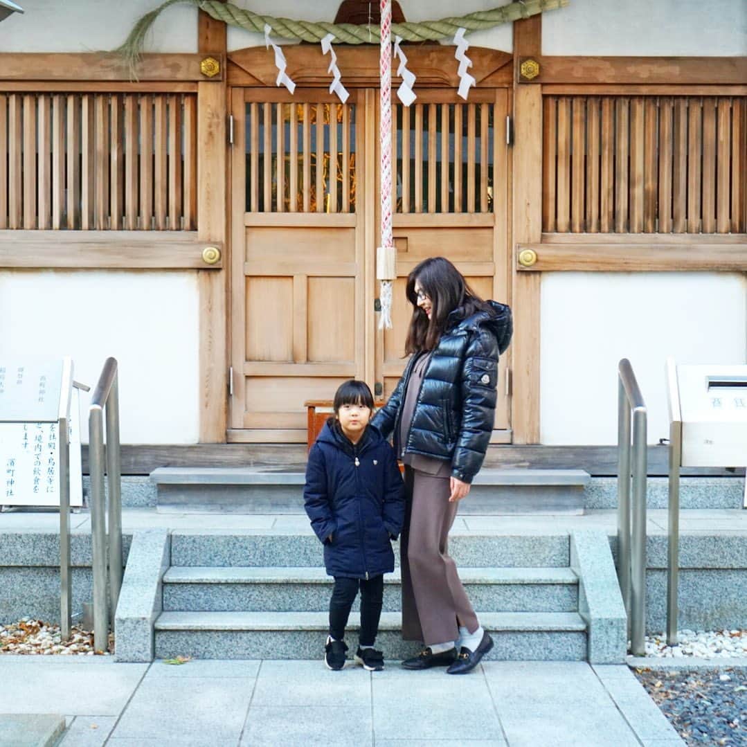 岩上陽子のインスタグラム：「抱負は「保つよバランス」です🌅* 姉妹へ気配り、産後のホルモン、 骨盤と体型、仕事と育児、母と女。 保ちたいバランス感覚が目白押し👐* インスタ更新もしっかりしたい📱 どうぞ、今年もよろしくお願いいたします⛩* * #抱負 #今年の抱負 #ご近所コーデ * * * #mamalife#gu#産後#産後2週間#生後18日#新生児ママ#お正月#暮らし#くらし#育児#子育てママ#6歳児#育児奮闘中#ママライフ#ママコーデ#ママコーディネート#アラフォー#アラフォーママ#シンプルコーデ#ジーユー#ジーユーコーデ#セットアップ#モンクレール#モンクレールダウン#ローファー#フーディニットチュニック#ワイドパンツニットセットアップ」