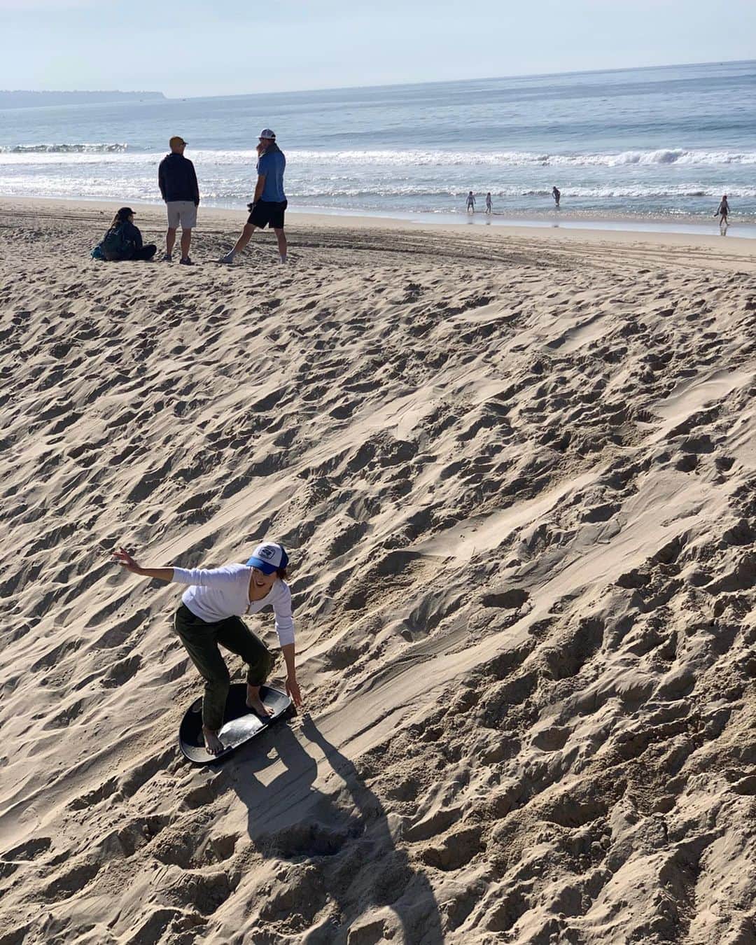 のインスタグラム：「サンドボードに初挑戦🏄‍♀️🌴 1.2枚目は乗ってる風。 現実は3.4枚目の動画。 全く進まんがな。 5枚目はおまけです🐒🤙🏻 샌드보딩에 도전!  첫번째 두번째 사진은 타는 척~^^; 세 네번째 동영상은 현실.. 앞으로 가질 않네.. 다섯번째는 보너스입니다🤙🏻」