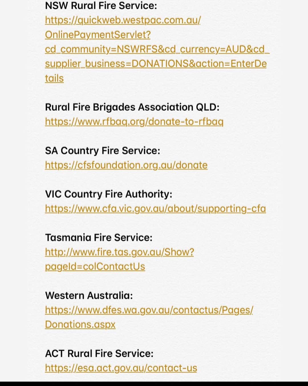 マシュー・カマのインスタグラム：「The fires in Australia are absolutely devastating... over 14.7 million acres burning and no end in site...23+ lives lost, nearly half a BILLION animals killed, thousands of homes destroyed...can’t process this. Please, please do what you can to support the firefighters , rescue efforts , and all those affected. 💔」