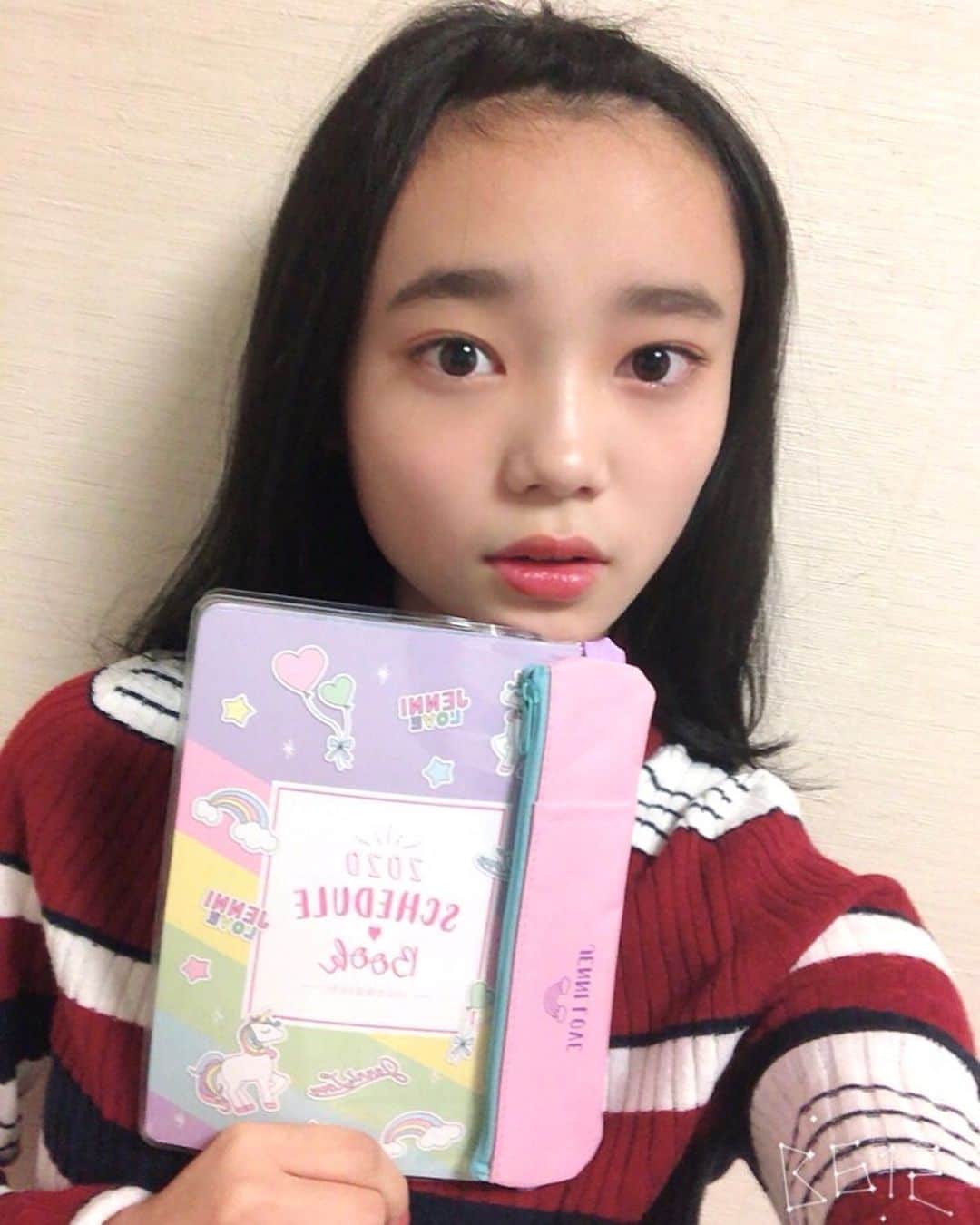 ニコ☆プチのインスタグラム：「💟 #プチモのふろくの使い方 💟﻿ ﻿ ﻿ ﻿ 6人目は、ユヅキ！！！﻿ ﻿ 🧚🏻‍♀️ユヅキより🧚🏻‍♀️﻿ ﻿ あけましておめでとうございます！﻿ みんなは2020年はどういう年にしたい？﻿ 結月は2020年の年末に「去年よりも成長したな！」って実感できる年にする！﻿ ニコプチ2月号はみんなもうゲットできたかな？﻿ ふろくめっちゃ可愛いからぜひゲットしてね！﻿ 今回のふろくはスケジュール帳とペンケースだよ♪﻿ スケジュール帳あるある「自分の誕生日をまず書く」を実践中（笑）﻿ 充実した2020年を送れるように、このスケジュール帳に夢とか計画をいっぱい書いて頑張るね！﻿ 今年もよろしくお願いします！﻿ ﻿ ﻿ #ニコプチ　#ニコプチふろく　#ユヅキ﻿ #プチモ　#ジェニィラブ　#スケジュール帳﻿ #ペンケース　#スケジュール帳の使い方﻿ #手帳タイム　#ニコプチふろくのある生活」