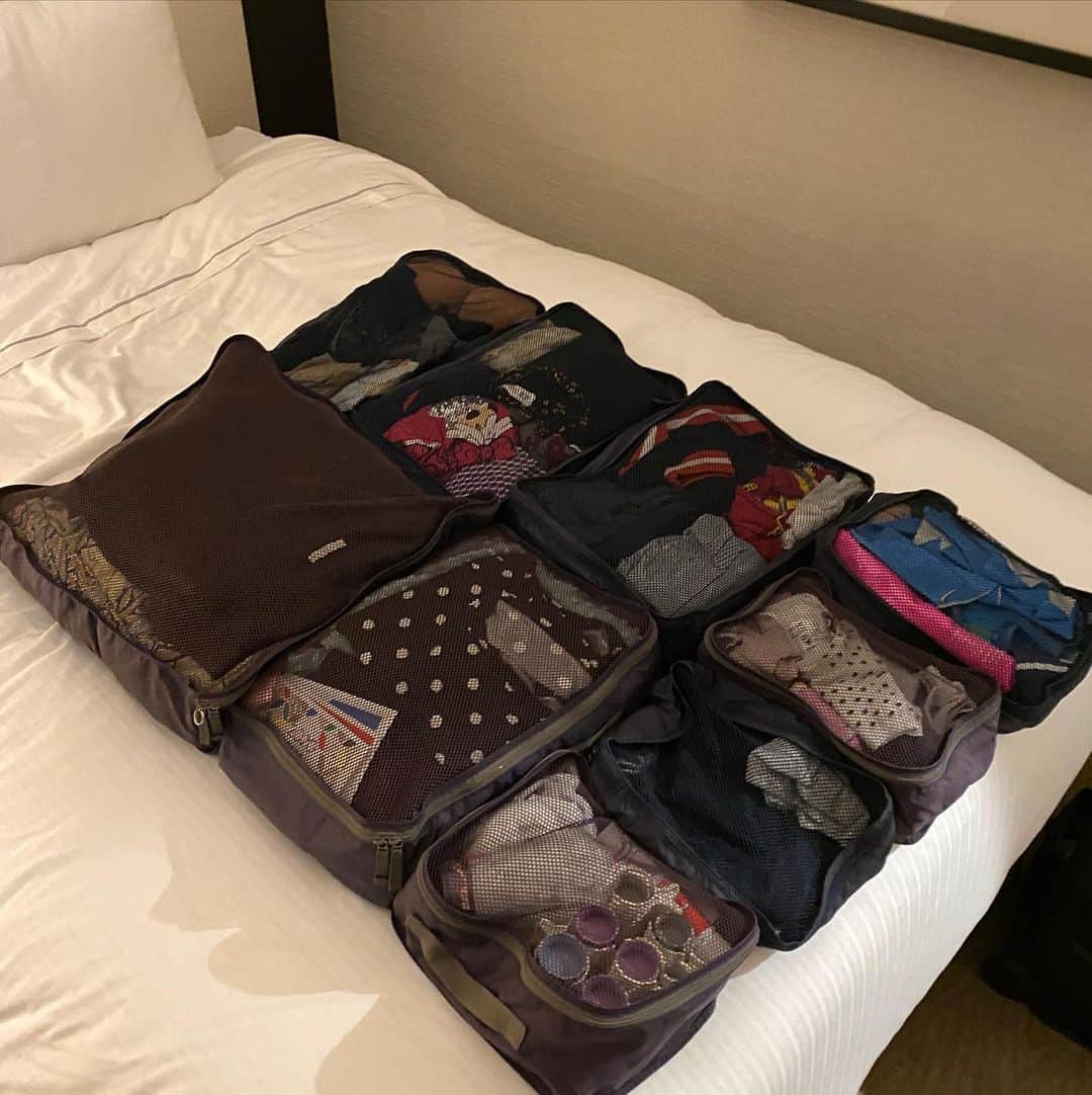 西口理恵子さんのインスタグラム写真 - (西口理恵子Instagram)「. 家族４人分、10泊旅行の荷物です。 このほかに靴とアウターあり。 旅行途中でランドリーを2回使うので、 日数分の服は持っていきません。 . . 私は　#無印良品　の　#仕分けポーチ を使っています。 中身が見え、小さく収納できるのでおすすめ。 もう何年も使ってますが、破れず本当に丈夫。 大まかですが、 ・大人1人につき大中小 ・子供1人につき中小 の量です。 . . 持ち物リストはExcelで作成。 もう何年も更新しながら使っています。 一つ作成しておくと、用意が楽ですよ。 観光ガイドブックなどに載っている 持ち物リストを参考にすると便利です。 . . ▫️▫️▫️▫️▫️▫️▫️▫️▫️ . ／ １日で資格取得、約100%合格！ 片付け苦手な方。男性もOK！ ＼ 【  整理収納アドバイザー２級認定講座 】 1/16（木）◆広島県RCC文化センター◆残席19/定員30 ☆初開催☆ 3/4（水）◆グランフロント大阪◆残席27/定員30 4/15（水）◆AP品川アネックス◆定員30（1/16申込受付開始） . ▫️▫️▫️▫️▫️▫️▫️▫️▫️ . 西口理恵子のセミナー詳細→@rieko_nishiguchi . 〜〜〜〜〜〜〜〜〜〜〜〜〜〜〜 . #西口理恵子 #美人収納 #美しい人生 #整理収納アドバイザー #美人 #収納 #整理 #整頓 #片付け #ビフォーアフター #グランフロント #シンプルライフ #インテリアコーディネーター #インテリア #simplelife #整理収納アドバイザー２級認定講座  #旅行コーデ　#旅行 #旅行好き #旅行計画 #トラベルポーチ #トラベルバッグ #トラベルグッズ #トラベルジュエリー」1月5日 14時50分 - rieko_nishiguchi
