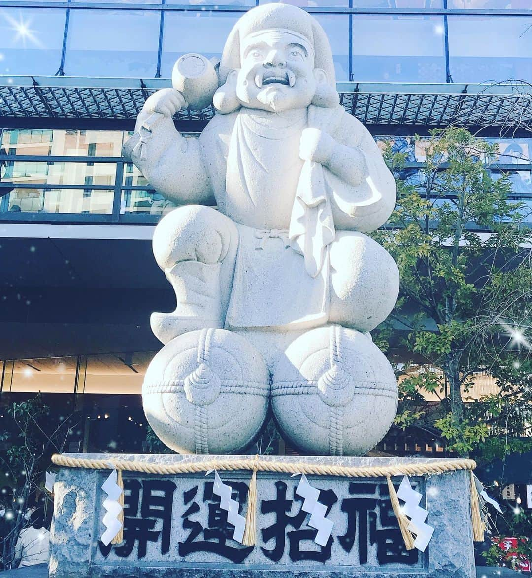 三浦泉さんのインスタグラム写真 - (三浦泉Instagram)「* 三社目は　#神田明神　さまへ⛩ 参拝させていただきました✨😊 *  清々しいお天気にも恵まれて 良き1日に✨🥰 おみくじの結果は、、後ほど♥️ * * #三社参り  #神田明神  #商売繁盛の神様  #御茶ノ水」1月5日 14時57分 - princessizu1201