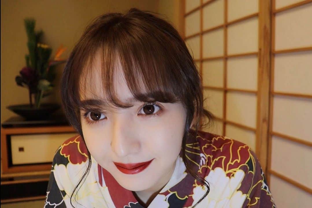 平木愛美のインスタグラム：「日曜日。お正月休みが今日までなかたも多いのでしょうか？🎍🔴⚪️お正月もがんばってお仕事されてる皆様も、おつかれさまです👼🧡ありがとうございます。  先日の旅館で浴衣なところで、新年のご挨拶な動画を撮りました。❤️🧸👘 自宅のお部屋だったり旅先だったり、 なんだかYouTubeは、これまでのインスタやTwitterでは見せきれなかった、  よりリアルな日常に沿った発信だなぁ。  それぞれのかたちで、それぞれの更新楽しみます💫  #instagram #YouTube Twitter #weibo #tiktok」