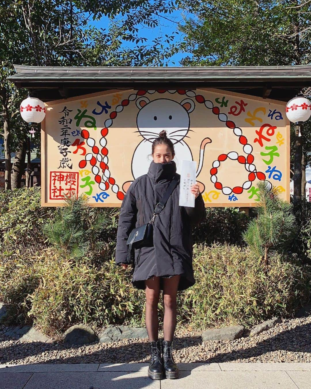 大森美知さんのインスタグラム写真 - (大森美知Instagram)「ケンケンパン厄除け 櫻木神社でPOWERいただいてきました。 しっかりと2020年もお参りして 今年も宜しくお願いします。 #厄除け #🌸 #櫻木神社 #動画最後まで見てね #運動音痴 #治りますように🙏  #子年 #2020年 #みちふく #タグ付け 🏷」1月5日 15時00分 - michi_oomori_official