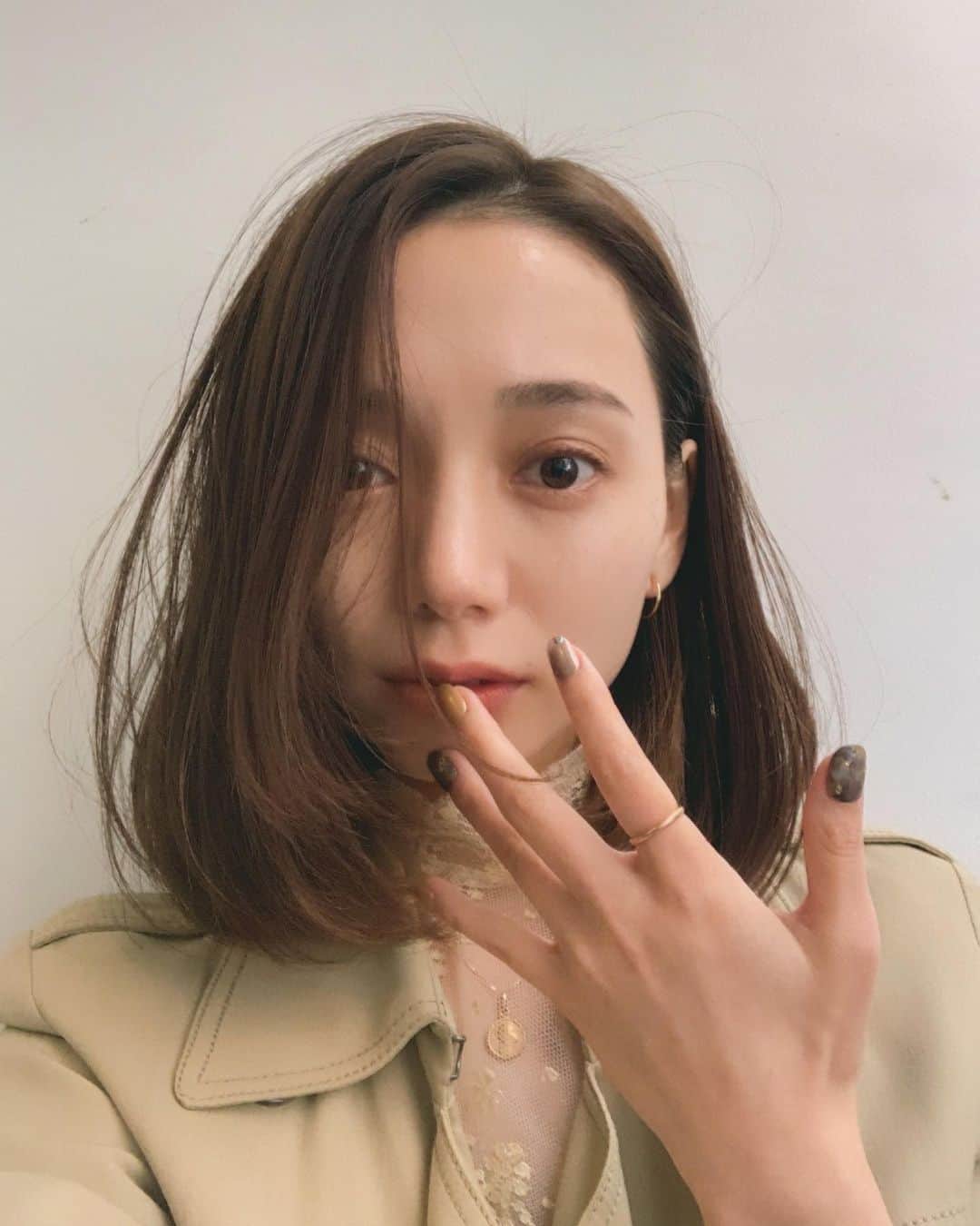 sahomiのインスタグラム：「明けましておめでとうございます。 心機一転。 伸ばしてた髪を切ってもらって、 今回はじめてネイルチップにしてみた！ ネイルチップは @etanail__ さん。 昔よくお世話になったネイリストさんが販売してるの。可愛いのばかり。ありがとうございます。 髪は @skmt_tangram さん。 いつも最高です。ありがとうございます。 2020、みんなにとって良い一年になりますように。 今年もどうぞ宜しくお願い致します。」