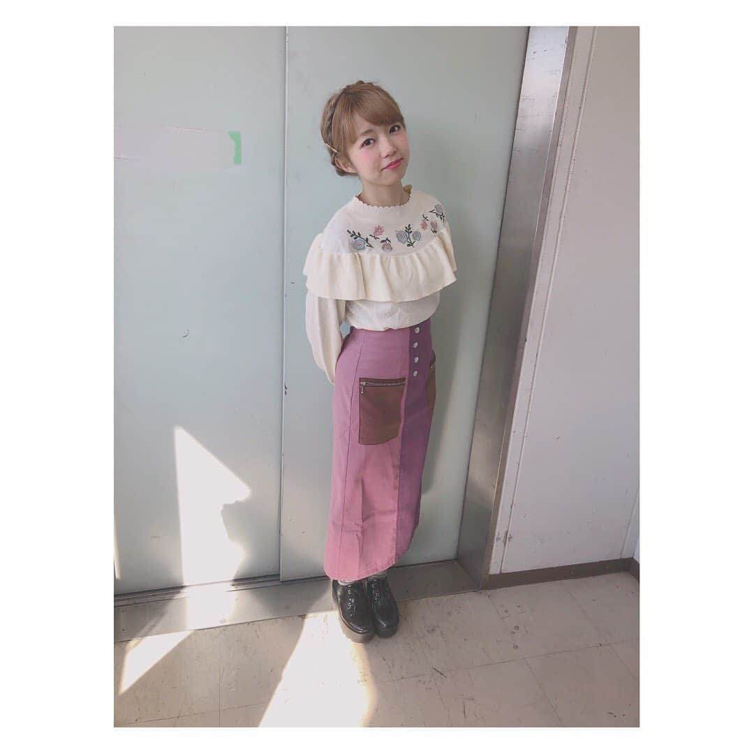 大庭彩歌さんのインスタグラム写真 - (大庭彩歌Instagram)「私服 ・ スカートの色がハーフandハーフみたいなのも好きだし❤︎ ニットの襟も刺繍もいい感じで 好き❤︎ ・ #code #ootd #私服　#pink #knit」1月5日 15時09分 - ooba__ayaka